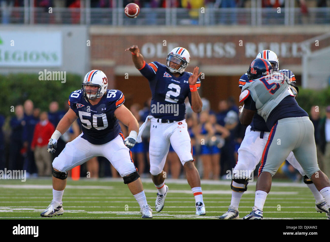 30. Oktober 2010 - Oxford, Mississippi, Vereinigte Staaten von Amerika - Auburn QB Cam Newton (2) wirft über der Mitte in Auburn 51-31victory über Ole Miss in Oxford, MS. (Credit-Bild: © Hays Collins/Southcreek Global/ZUMApress.com) Stockfoto