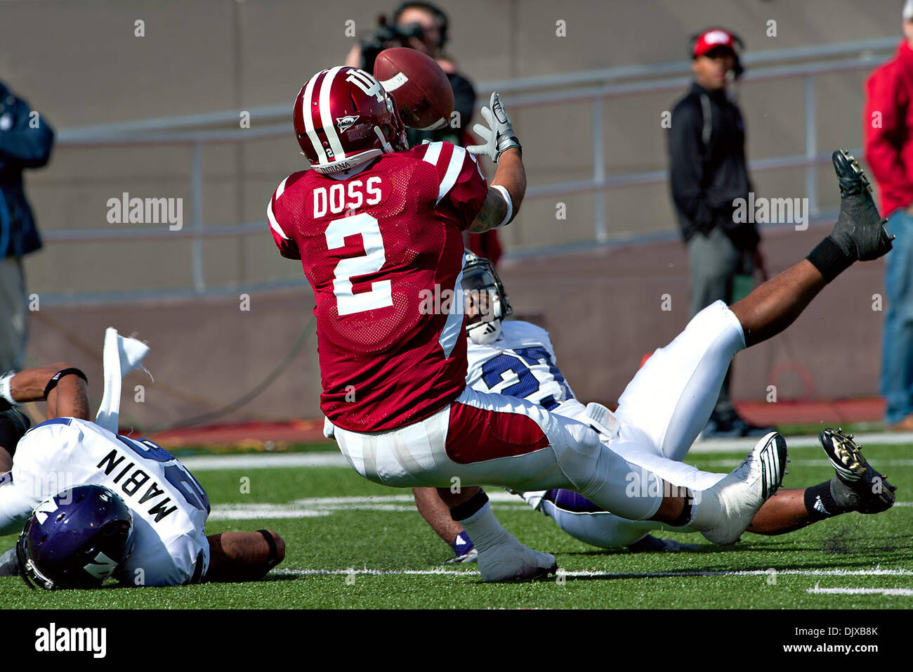 30. Oktober 2010 - Bloomington, Indiana, Vereinigte Staaten von Amerika - Indiana WR Tandon Doss (2) unternimmt den Versuch, einen Pass zu fangen, da er von Nordwesten CB Jordan Mabin (26) und Sicherheit Jared Carpenter (27) im 2. Quartal Spielaktion blockiert ist. Northwestern besiegte Indiana 20-17 im Spiel im Memorial Stadium in Bloomington, Indiana. (Kredit-Bild: © Dan Cavallini/Southcreek Global/ZUMA Stockfoto