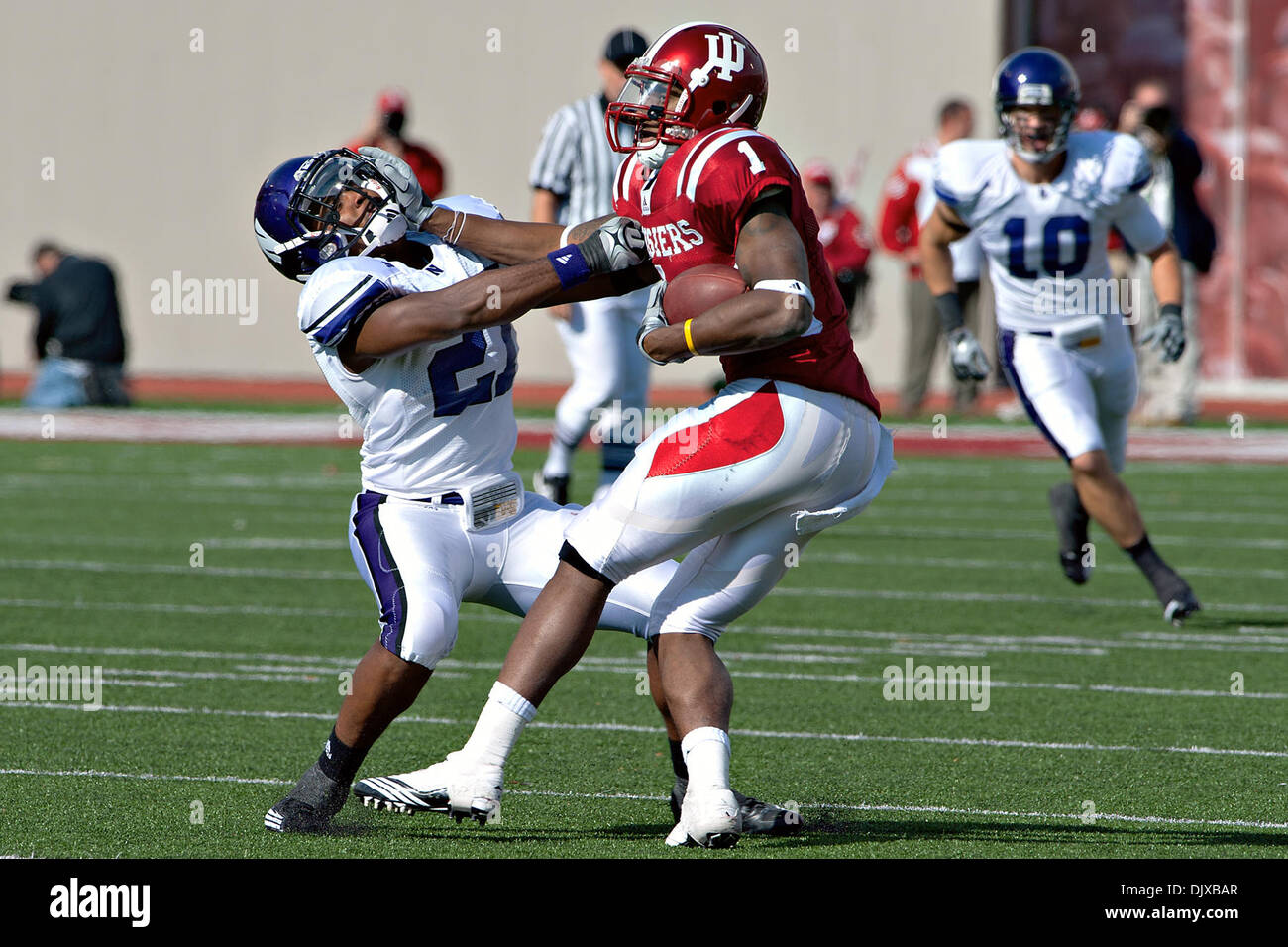 30. Oktober 2010 schiebt - Bloomington, Indiana, Vereinigte Staaten von Amerika - Indiana WR Terrance Turner (1) aus Nordwesten S Jared Carpenter (27) im 4. Quartal Spielaktion. Northwestern besiegte Indiana 20-17 im Spiel im Memorial Stadium in Bloomington, Indiana. (Kredit-Bild: © Dan Cavallini/Southcreek Global/ZUMApress.com) Stockfoto