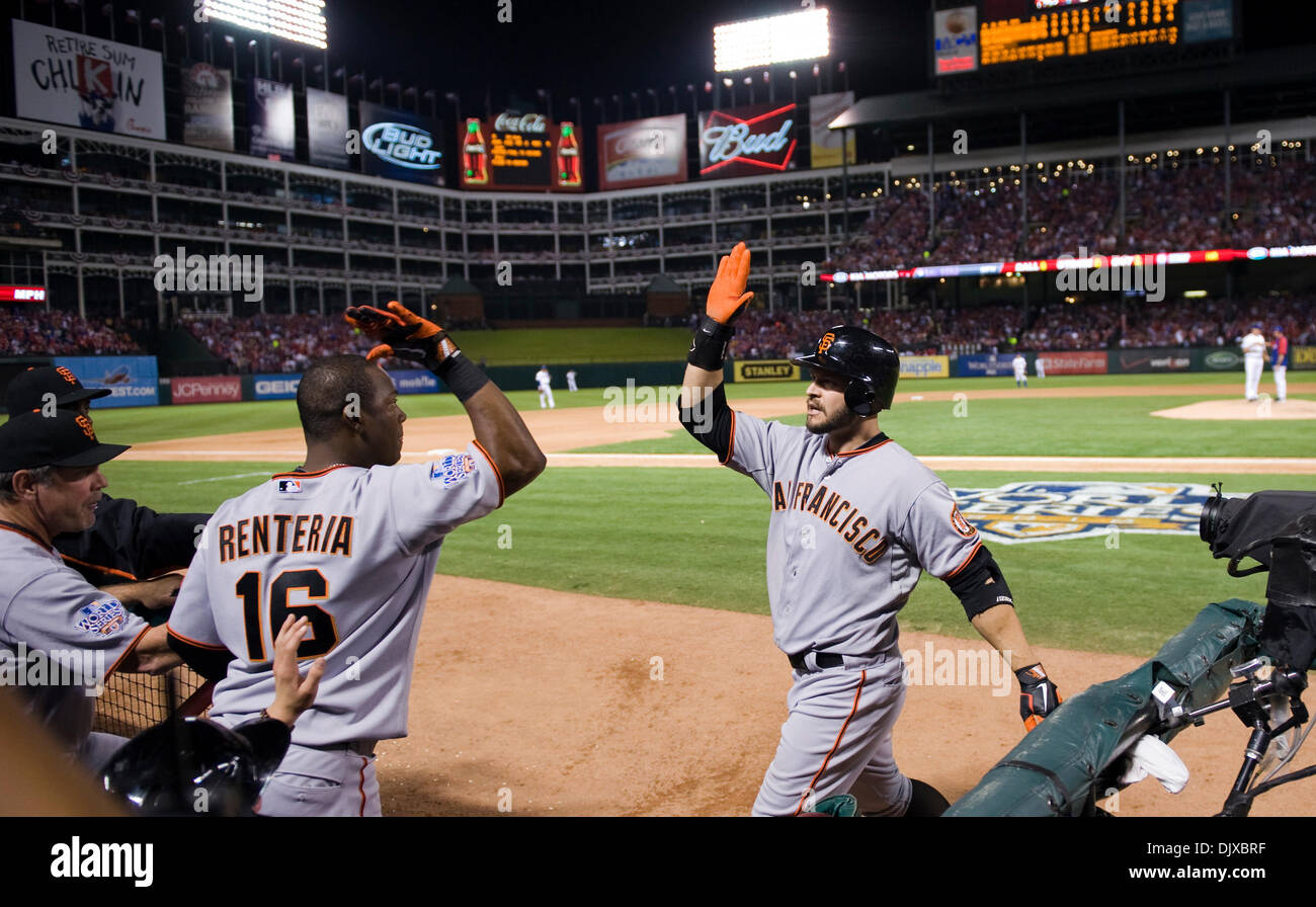 30. Oktober 2010 - Arlington, TX, USA - San Francisco Giants Center Fielder Cody Ross (13) feiert seinen Home-Run mit San Francisco Giants Shortstop Edgar Renteria (16) im siebten Inning in Spiel drei der Serie zwischen den San Francisco Giants und den Texas Rangers bei den Rangers Ballpark in Arlington 30. Oktober 2010 in Arlington, Texas. (Kredit-Bild: © Sacramento werden Stockfoto