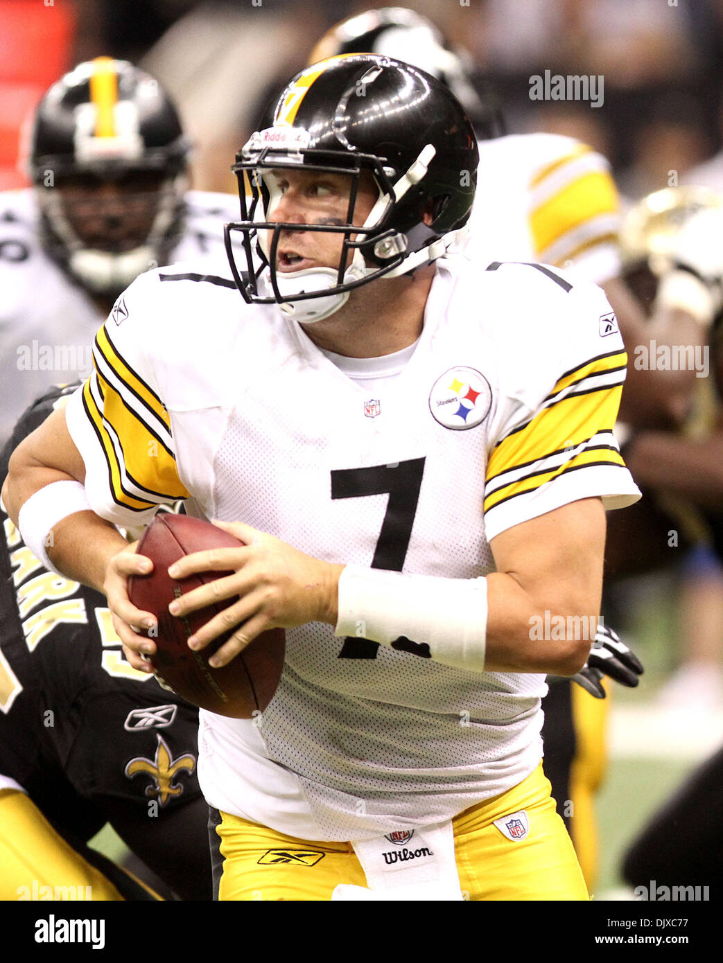 31. Oktober 2010 - bereitet New Orleans, Louisiana, USA - NFL Football 2010 - Pittsburg Steelers-Quarterback BEN ROETHLISBERGER gegen die New Orleans Saints beim Spielen der regulären Saison in New Orleans, Louisiana am 31. Oktober 2010 zu werfen. Die Heiligen schlagen die Steelers 20 bis 10. (Kredit-Bild: © Dan Anderson/ZUMApress.com) Stockfoto