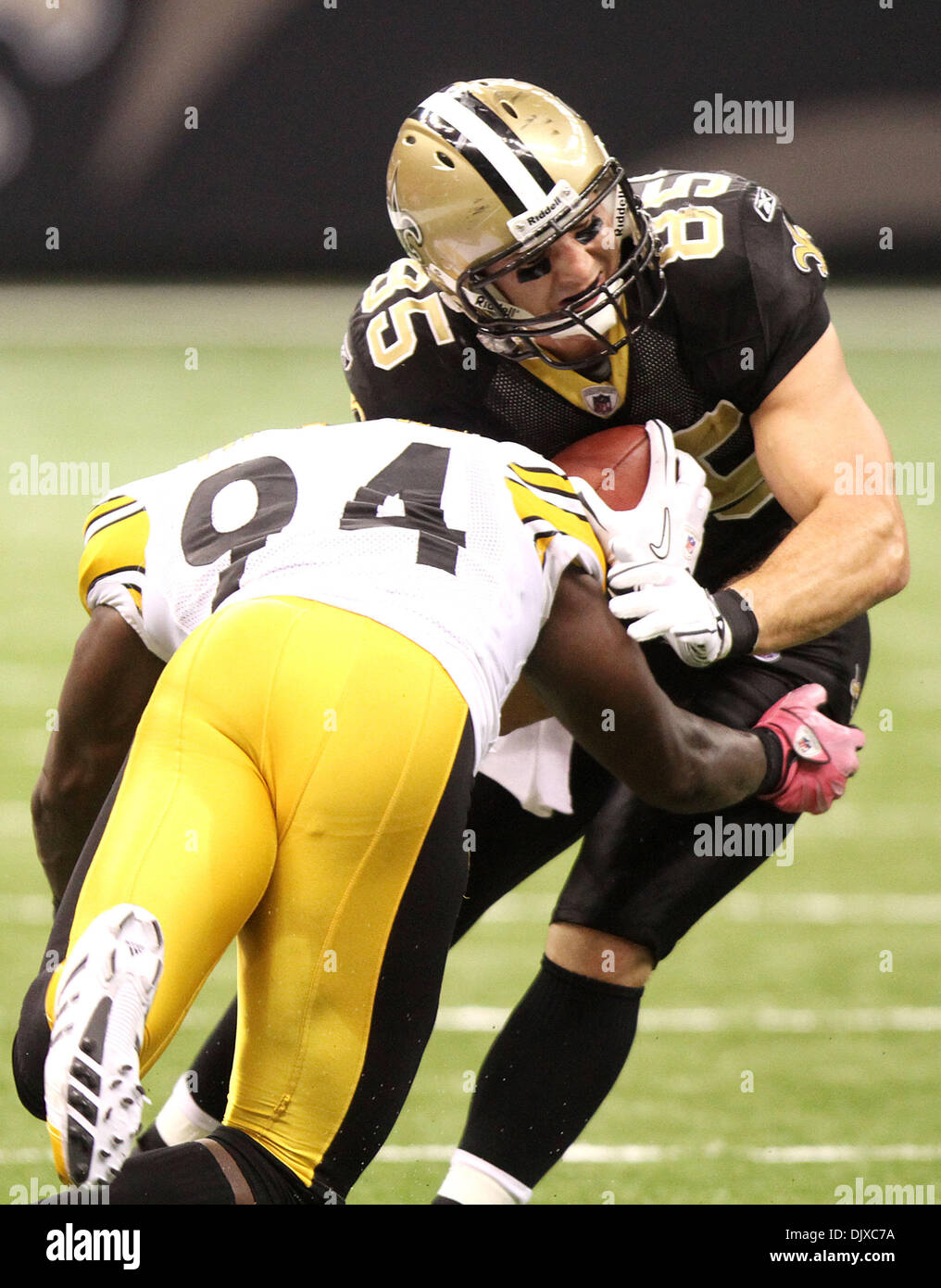 31. Oktober 2010 - New Orleans, Louisiana, USA - NFL Football 2010 - New Orleans Saint DAVID THOMAS von Pittsburg Steeler LAWRENCE TIMMONS während der regulären Saison Spiel in New Orleans, Louisiana am 31. Oktober 2010 in Angriff genommen wird. Die Heiligen schlagen die Steelers 20 bis 10. (Kredit-Bild: © Dan Anderson/ZUMApress.com) Stockfoto
