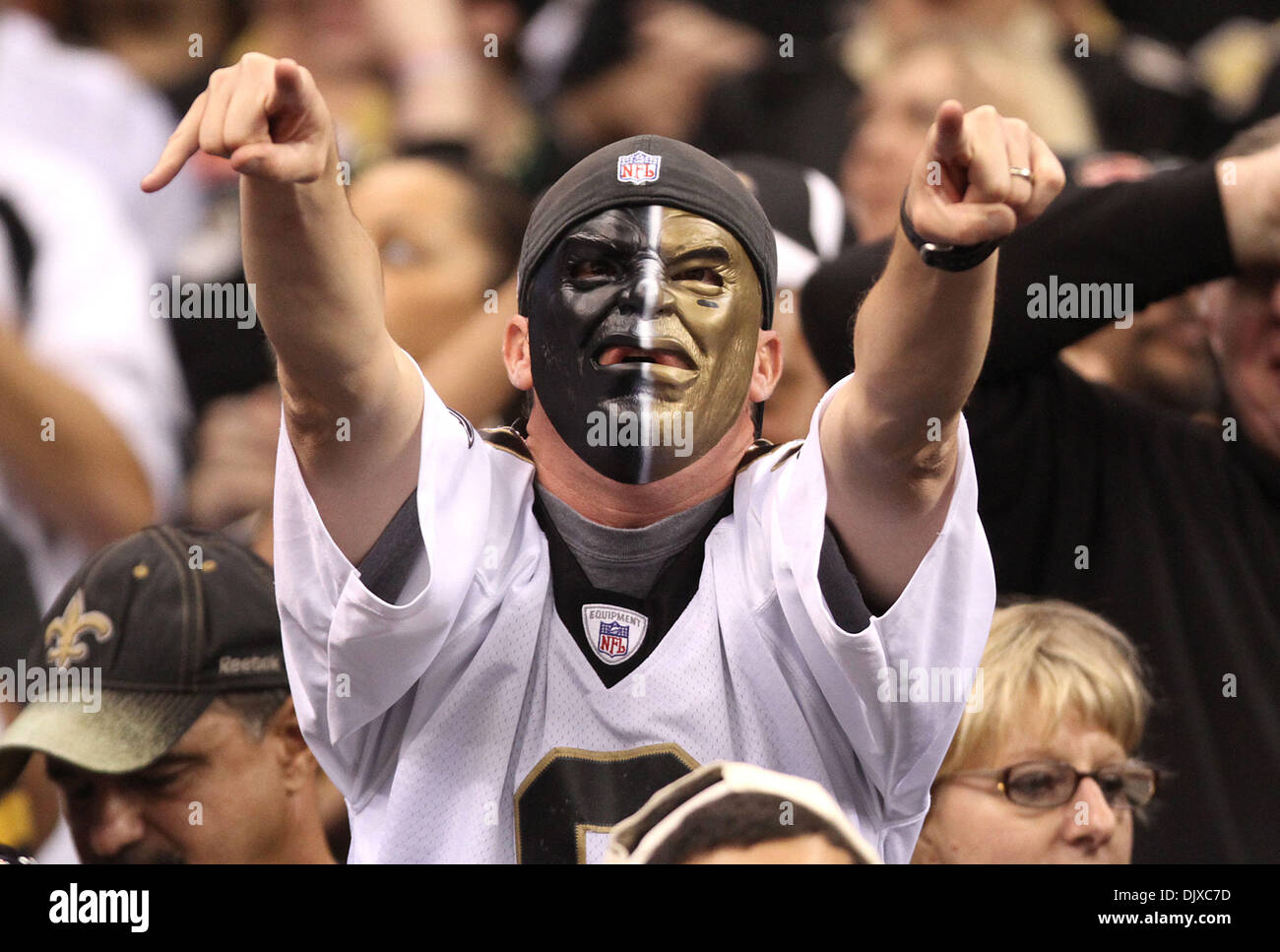 31. Oktober 2010 - feiert New Orleans, Louisiana, USA - NFL Football 2010 - A New Orleans Saints-Fan, während die Mannschaft spielt gegen die Pittsburgh Steelers während der regulären Saison in New Orleans, Louisiana am 31. Oktober 2010 spielen. Die Heiligen schlagen die Steelers 20 bis 10. (Kredit-Bild: © Dan Anderson/ZUMApress.com) Stockfoto