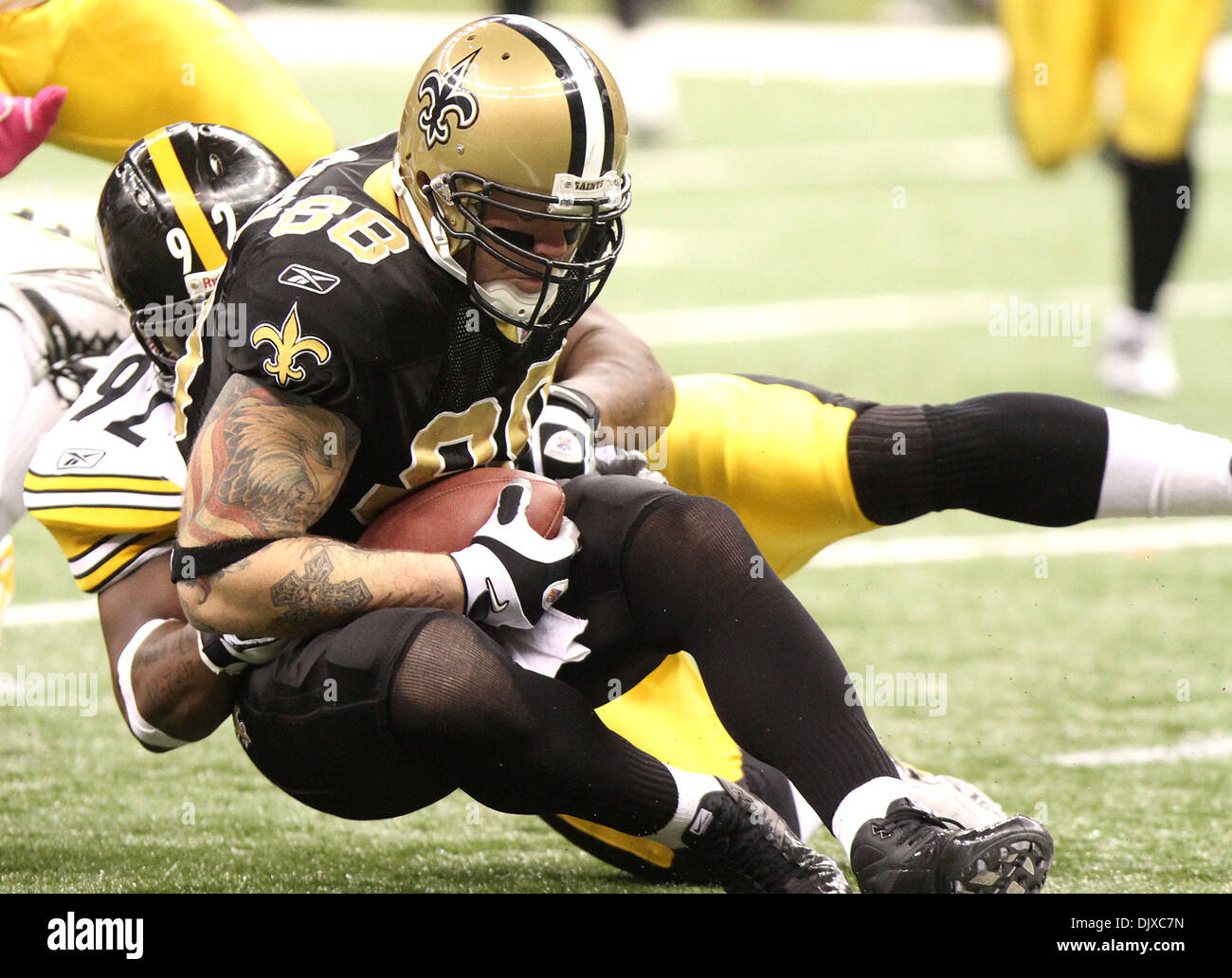 31. Oktober 2010 - New Orleans, Louisiana, USA - NFL Football 2010 - New Orleans Saint JEREMY SHOCKEY von Pittsburg Steeler James Harrison während der regulären Saison Spiel in New Orleans, Louisiana am 31. Oktober 2010 in Angriff genommen wird. (Kredit-Bild: © Dan Anderson/ZUMApress.com) Stockfoto