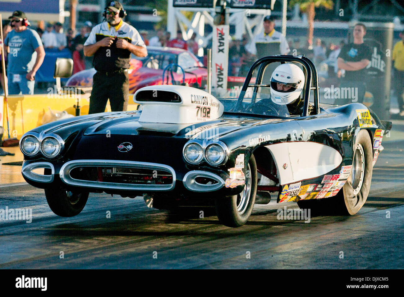 31. Oktober 2010 abgehaltenen Strip auf dem Las Vegas Motor Speedway, Las Vegas, Nevada - Las Vegas, Nevada, Vereinigte Staaten von Amerika - A Super Gas Chevy Corvette Teilnahme an einige frühere Runde Aktion der 10. jährlichen NHRA Las Vegas Staatsangehörigen. (Kredit-Bild: © Matt Gdowski/Southcreek Global/ZUMApress.com) Stockfoto