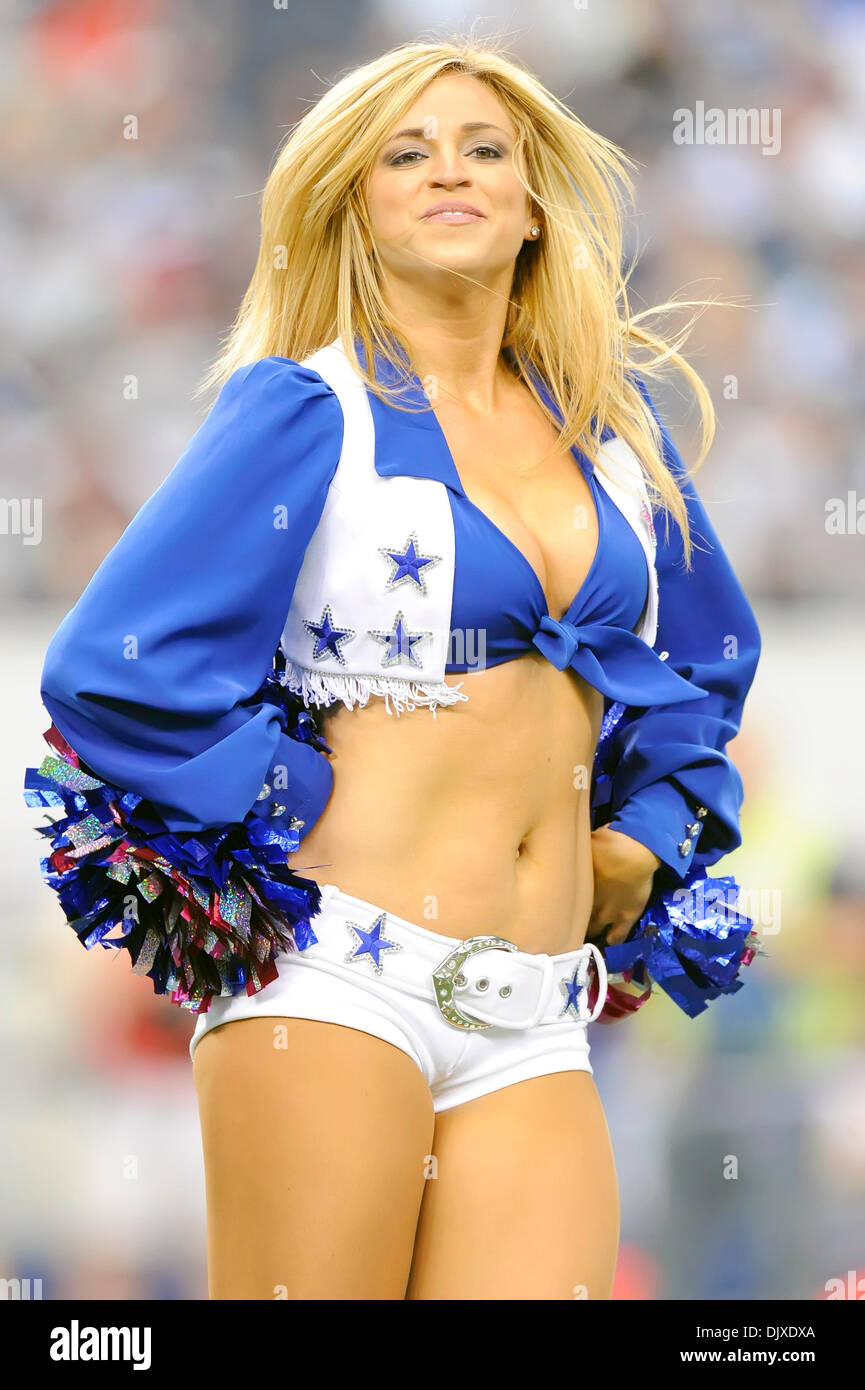 31. Oktober 2010 - Arlington, Texas, Vereinigte Staaten von Amerika - Dallas Cowboys Cheerleaders während der Spielaktion als den Jacksonville Jaguars Niederlage der Dallas Cowboys 35-17 im Cowboys Stadium in Arlington, Texas. (Kredit-Bild: © Steven Leija/Southcreek Global/ZUMApress.com) Stockfoto