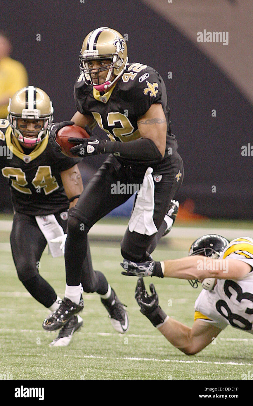 31. Oktober 2010: New Orleans Saints Sicherheit Darren Sharper (42) fängt den Ball während der Spielaktion zwischen den New Orleans Saints und die Pittsburgh Steelers an der Louisiana Superdome in New Orleans, Louisiana. Die Heiligen gewann 20-10. (Kredit-Bild: © Donald Seite/Southcreek Global/ZUMApress.com) Stockfoto