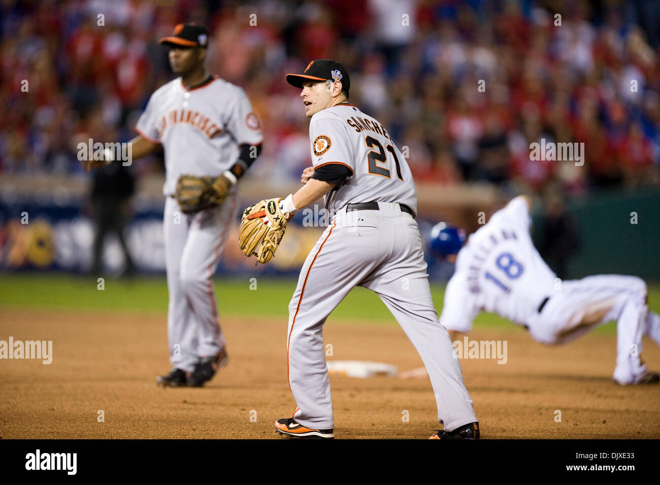 31. Oktober 2010 - Arlington, TX, USA - San Francisco Giants zweiter Basisspieler Freddy Sanchez (21) und San Francisco Giants Shortstop Edgar Renteria (16) komplett doppeltes Spiel endet des sechsten Innings in Spiel 4 der Serie zwischen den San Francisco Giants und den Texas Rangers bei den Rangers Ballpark in Arlington 31. Oktober 2010 in Arlington, Texas. (Kredit-Bild: © Sakrament Stockfoto