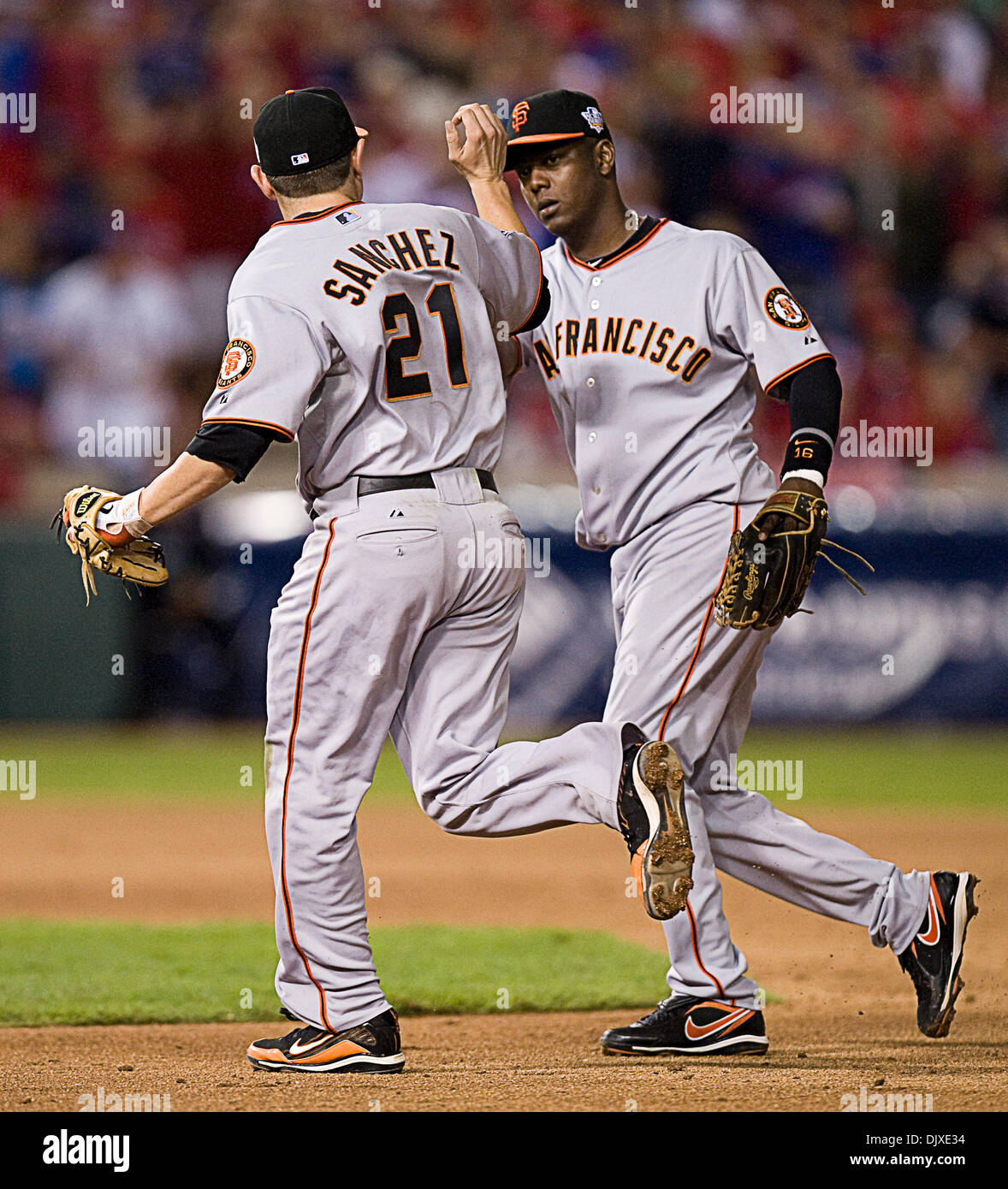 31. Oktober 2010 - Arlington, TX, USA - San Francisco Giants zweiter Basisspieler Freddy Sanchez (21) und San Francisco Giants Shortstop Edgar Renteria (16) komplett doppeltes Spiel endet des sechsten Innings in Spiel 4 der Serie zwischen den San Francisco Giants und den Texas Rangers bei den Rangers Ballpark in Arlington 31. Oktober 2010 in Arlington, Texas. (Kredit-Bild: © Sakrament Stockfoto