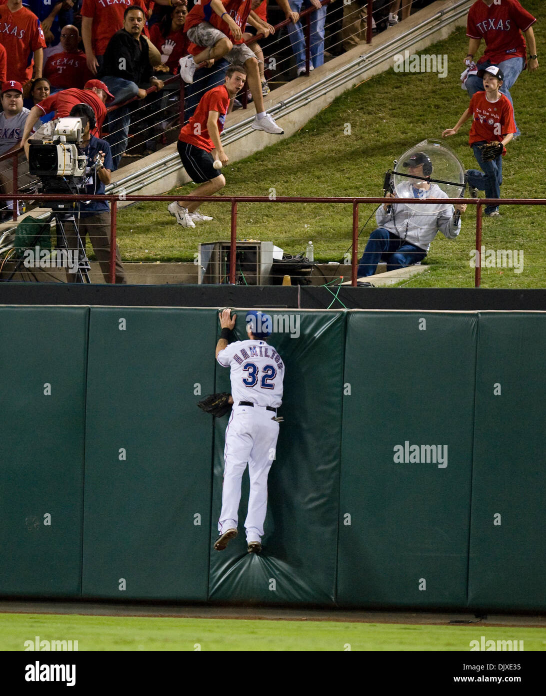 31. Oktober 2010 - Arlington, TX, USA - Texas Rangers linker Feldspieler Josh Hamilton (32) Kloschüssel der Wand auf San Francisco Giants Catcher Buster Posey (28) Homerun im achten Inning in Spiel 4 der Serie zwischen den San Francisco Giants und den Texas Rangers bei den Rangers Ballpark in Arlington 31. Oktober 2010 in Arlington, Texas. (Kredit-Bild: © Sacramento Bee/ZUMApress. Stockfoto