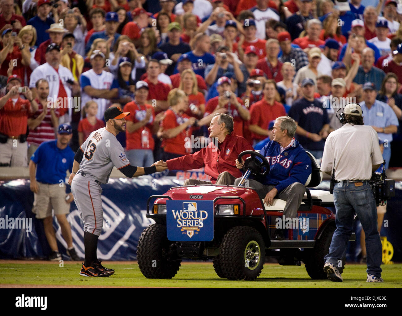 31. Oktober 2010 - Arlington, TX, USA - San Francisco Giants Recht Fielder Nate Schierholtz (12) schüttelt Hände mit Ex-Präsident George Bush angetrieben vom ehemaligen Präsidenten George W. Bush Jr. vor der Eröffnungsfeier des Spiel vier der World Series zwischen den San Francisco Giants und den Texas Rangers bei den Rangers Ballpark in Arlington 31. Oktober 2010 in Arlington, Texas. (Credi Stockfoto