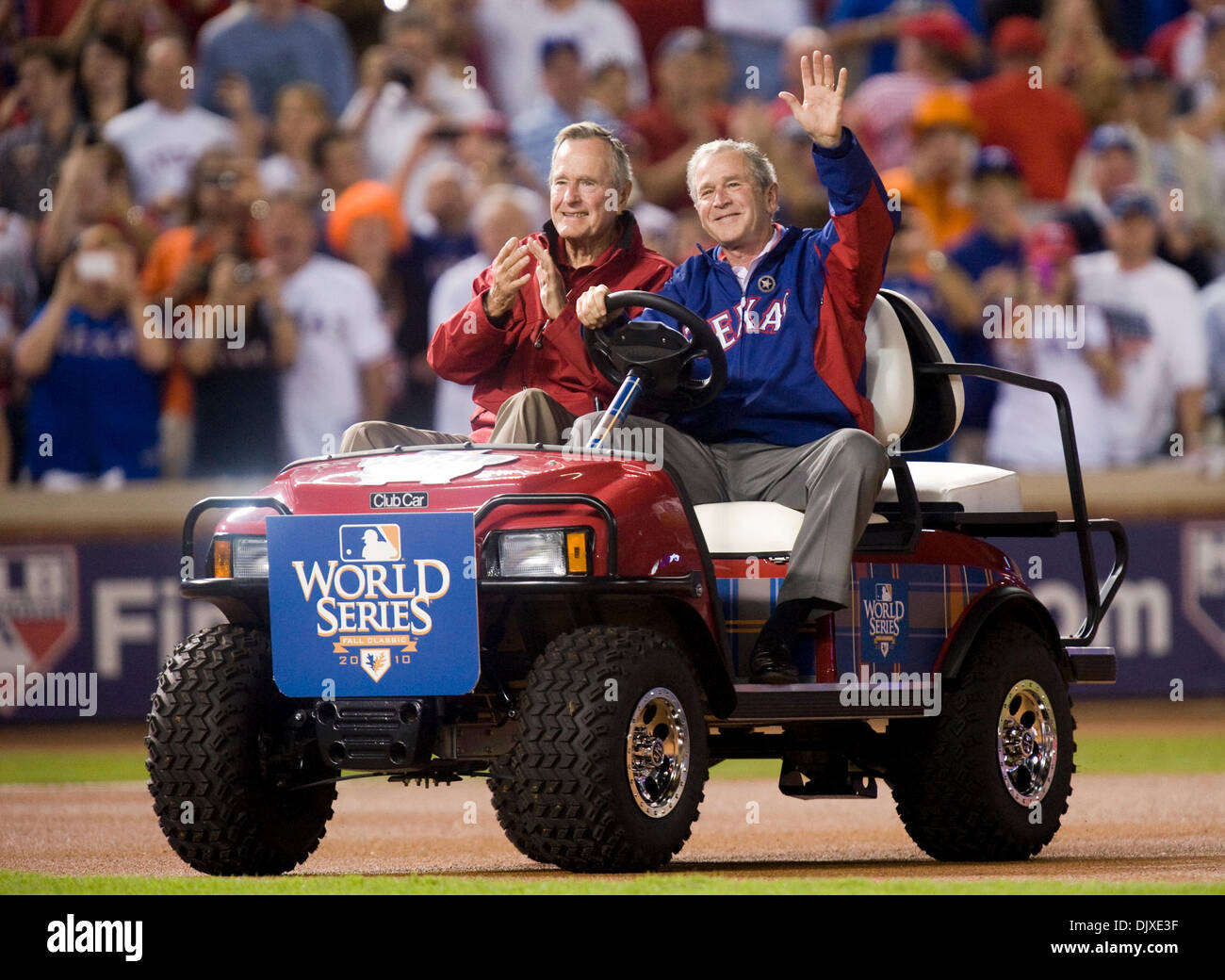 31. Oktober 2010 - Arlington, TX, USA - San Francisco Giants Recht Fielder Nate Schierholtz (12) schüttelt Hände mit Ex-Präsident George Bush angetrieben vom ehemaligen Präsidenten George W. Bush Jr. vor der Eröffnungsfeier des Spiel vier der World Series zwischen den San Francisco Giants und den Texas Rangers bei den Rangers Ballpark in Arlington 31. Oktober 2010 in Arlington, Texas. (Credi Stockfoto