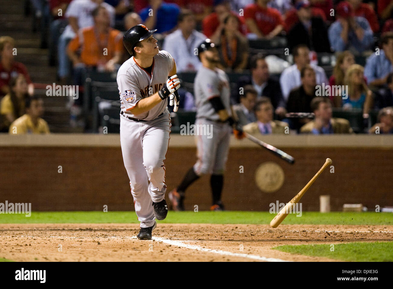 31. Oktober 2010 Uhren - Arlington, TX, USA - San Francisco Giants Catcher Buster Posey (28) seinen Home Run im achten Inning in Spiel 4 der Serie zwischen den San Francisco Giants und den Texas Rangers bei den Rangers Ballpark in Arlington 31. Oktober 2010 in Arlington, Texas. (Kredit-Bild: © Sacramento Bee/ZUMApress.com) Stockfoto