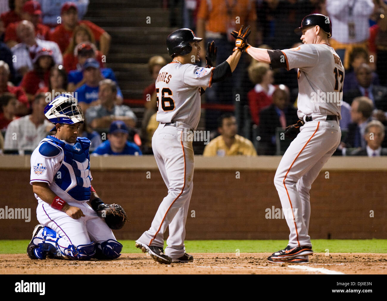 31. Oktober 2010 trifft - Arlington, TX, USA - San Francisco Giants erster Basisspieler Aubrey Huff (17) einen zwei run Home Run in der dritten scoring San Francisco Giants Center Fielder Andres Torres (56) im dritten Inning in Spiel 4 der Serie zwischen den San Francisco Giants und den Texas Rangers bei den Rangers Ballpark in Arlington 31. Oktober 2010 in Arlington , Texas. (Kredit Imag Stockfoto