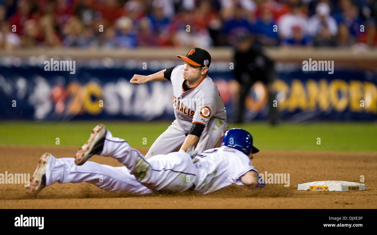31. Oktober 2010 - Arlington, TX, USA - San Francisco Giants zweiter Basisspieler Freddy Sanchez (21) Tags, Texas Rangers linker Feldspieler Josh Hamilton (32) im vierten Inning in Spiel 4 der Serie zwischen den San Francisco Giants und den Texas Rangers bei den Rangers Ballpark in Arlington 31. Oktober 2010 in Arlington, Texas zu stehlen. (Kredit-Bild: © Sacramento Bee/ZUMApress.c Stockfoto