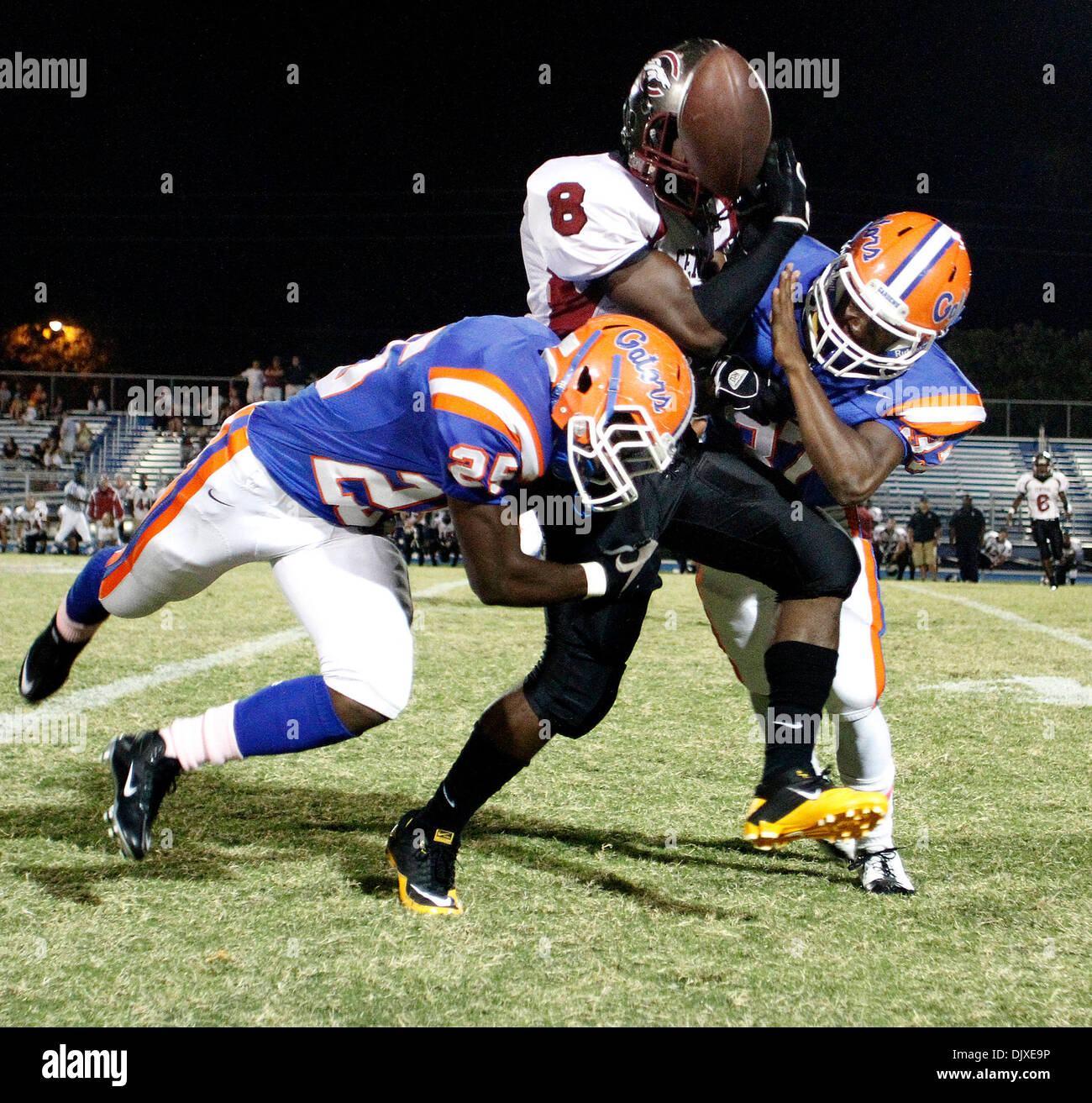 31. Oktober 2010 stoppen - Palm Beach Gardens, Florida, USA - Gators Verteidigung KOREY WELLS (25) und CLARENCE BROCKETT (37) die Bronco Runningback RAY WILSON (8) in der ersten Hälfte des Palm Beach zentrale vs. Palm Beach Gardens-Football-Spiel in Palm Beach Gardens High School. (Kredit-Bild: © Rachel Mummey/Palm Beach Post/ZUMApress.com) Stockfoto