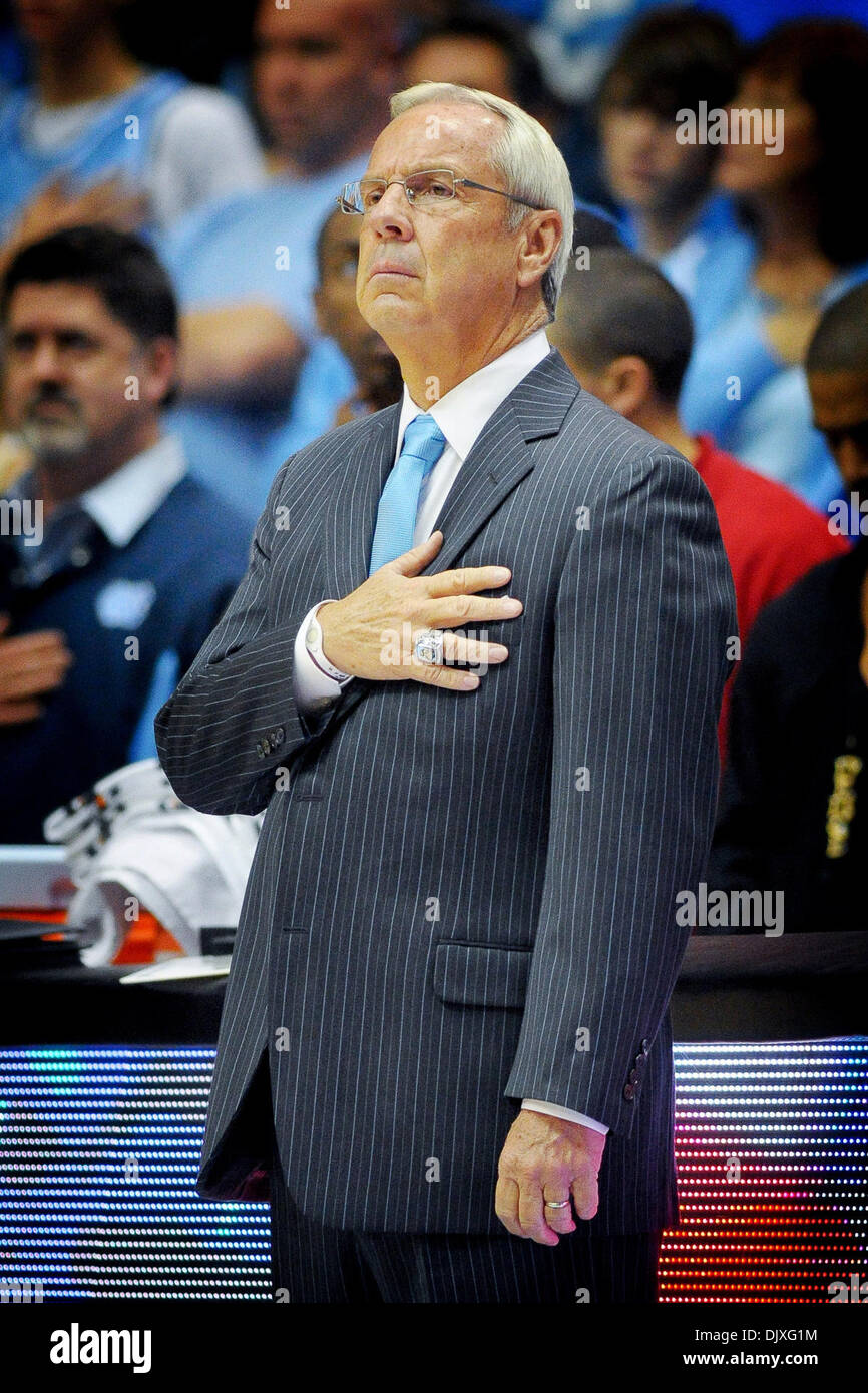 5. November 2010 stehen - Chapel Hill, North Carolina, Vereinigte Staaten von Amerika - North Carolina Trainer Roy Williams für die Nationalhymne. North Carolina besiegte Barton College 108-67 im Dean Smith Center in Chapel Hill, North Carolina. (Kredit-Bild: © Anthony Barham/Southcreek Global/ZUMApress.com) Stockfoto