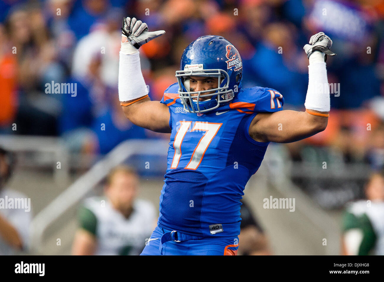 6. November 2010 - Boise, Idaho, Vereinigte Staaten von Amerika - Boise State-Sicherheit, wie Winston Venable (17) reagiert nach Entlassung der Hawaii quarterback während der ersten Hälfte Aktion wie #2 Boise State Hawaii 42-7 im Bronco Stadion besiegt. (Kredit-Bild: © Stanley Brewster/Southcreek Global/ZUMApress.com) Stockfoto