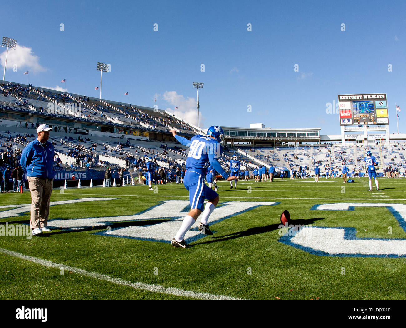 6. November 2010 - Lexington, Kentucky, Vereinigte Staaten von Amerika - Kentucky Kicker Patrick Simmons (90) wärmt vor dem Spiel Vs Charleston Southern vom Commonwealth Stadium in Lexington. Kentucky fuhr fort, um ein 49 bis 21 Sieg zu veröffentlichen. (Kredit-Bild: © Wayne Litmer/Southcreek Global/ZUMApress.com) Stockfoto