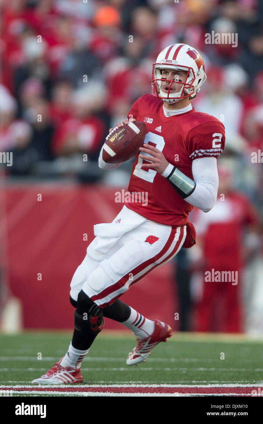 Madison, Wisconsin, USA. 30. November 2013. 30. November 2013: Wisconsin Badgers Quarterback Joel Daube #2 Tropfen zurück um zu passieren während der NCAA Football-Spiel zwischen der Penn State Nittany Lions und die Wisconsin Badgers im Camp Randall Stadium in Madison, Wisconsin. Penn State besiegt Wisconsin 31-24. John Fisher/CSM/Alamy Live-Nachrichten Stockfoto