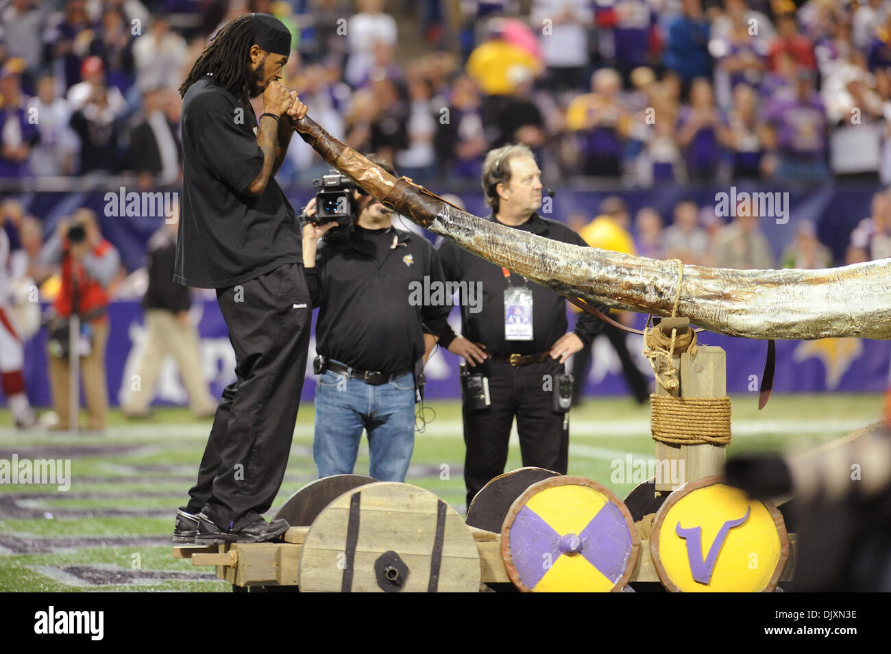 7. November 2010 - Minneapolis, Minnesota, Vereinigte Staaten von Amerika - Minnesota Vikings Wide Receiver Sidney Rice (#18) öffnet das Spiel von der Wikinger Horn vor dem Spiel gegen die Arizona Cardinals im Mall of America Field zu klingen.   Die Wikinger besiegte die Kardinäle 27-24 in der Overtime. (Kredit-Bild: © Marilyn Indahl/Southcreek Global/ZUMApress.com) Stockfoto