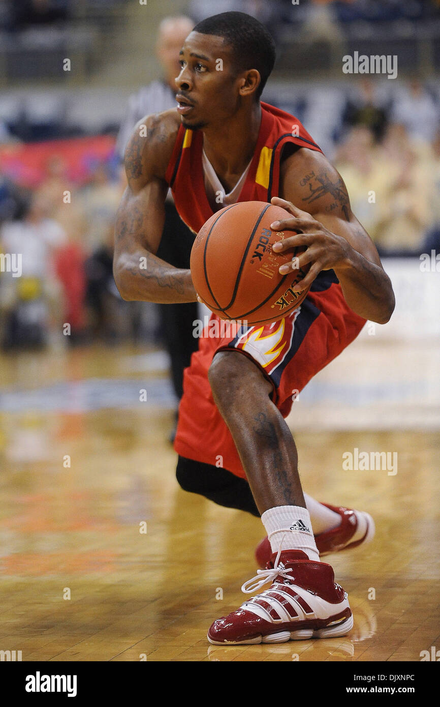 10. November 2010 - sieht Pittsburgh, PENNSYLVANNIA, Vereinigte Staaten von Amerika - Universität von Illinois-Chicago junior Guard DANIEL BARNES (1) um einen Pass zu machen, in der zweiten Hälfte als die Panthers in die Flammen im Petersen Events Center in Pittsburgh, PA nehmen... Panthers besiegen die Flammen 97-54 (Credit-Bild: © Dean Beattie/Southcreek Global/ZUMApress.com) Stockfoto