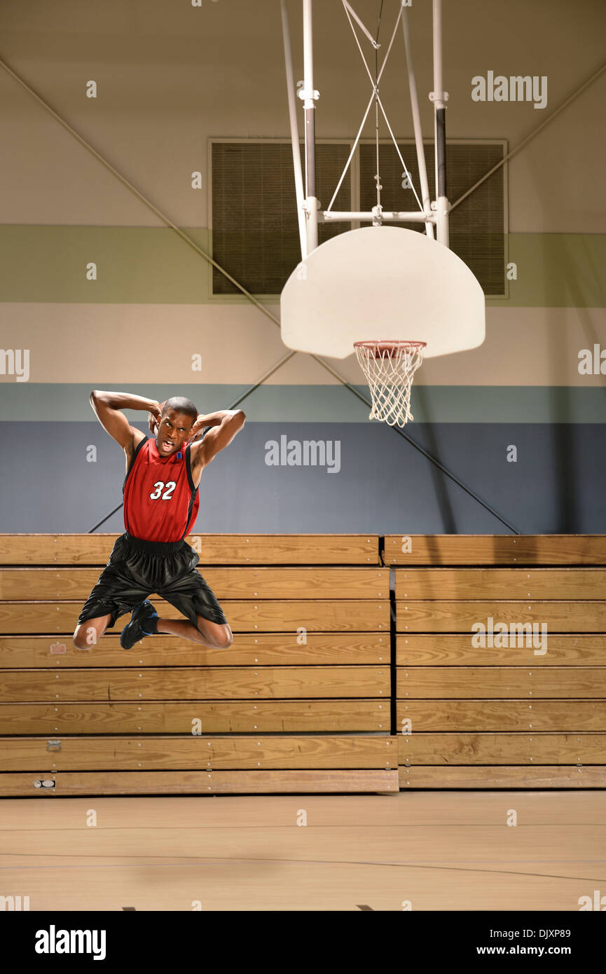 US-amerikanischer Basketballspieler Ball dunking Stockfoto