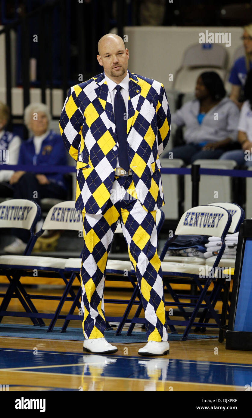 12. November 2010 - Lexington, KY, USA - Morehead Landesuniversität Tom Hodges sah seine Mannschaft warm-up vor der University of Kentucky gespielt Morehead State Memorial Coliseum in Lexington, Kentucky, Freitag, 12. November 2010. Dies ist zunächst eine halbe Frauen-Basketball-Aktion. Charles Bertram | Personal. (Kredit-Bild: © Lexington Herald-Leader/ZUMApress.com) Stockfoto