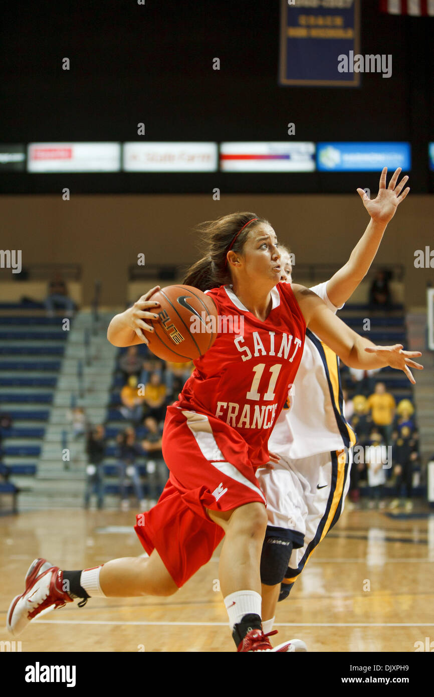 12. November 2010 - Toledo, Ohio, Vereinigte Staaten von Amerika - Saint Francis rot zu blinken Samantha Leach (#11) Laufwerke auf den Reifen während der ersten Hälfte Spielaktion zu schützen.  Leach hat 10 Punkte.  Toledo besiegte Saint Francis (PA) 71-66 in der ersten Runde Spiel des Turniers Vorsaison WNIT Savage in Toledo, Ohio Arena gespielt wird. (Kredit-Bild: © Scott Grau/Southcreek Global/ZUMApress. Stockfoto