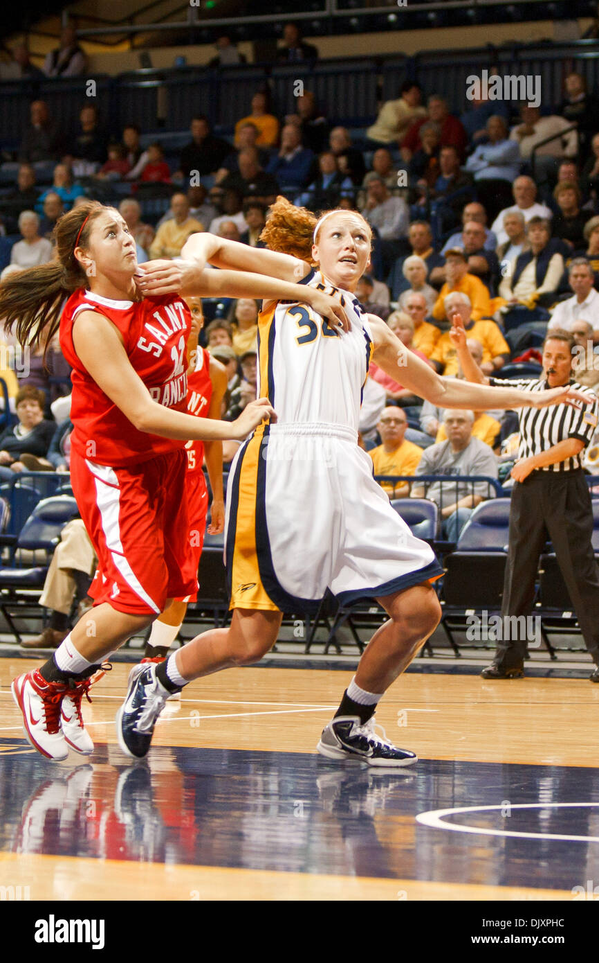 12. November 2010 Wache - Toledo, Ohio, Vereinigte Staaten von Amerika - Toledo Rockets forward Melissa Goodall (#32) und Saint Francis rot blinken Samantha Leach (#11) Kampf für Rebounds Position in der Farbe während der ersten Hälfte Spielaktion.  Toledo besiegte Saint Francis (PA) 71-66 in der ersten Runde Spiel des Turniers Vorsaison WNIT Savage in Toledo, Ohio Arena gespielt wird. (Credit Stockfoto