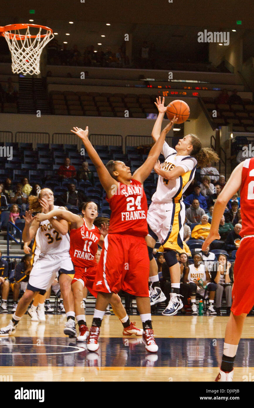 12. November 2010 - Toledo, Ohio, Vereinigte Staaten von Amerika - Toledo Rockets Wache Naama Shafir (#4) hat ihr abgewehrt durch Saint Francis Shene Fleming (#24) zu übermitteln, wie sie an den Reifen während der zweiten Hälfte Spielaktion während Melissa Goodall (#32) von Toledo und Samantha Leach (#11) des Heiligen Franziskus Schlacht für Rebounds Position fährt.  Toledo besiegte Saint Francis (PA) 71-66 in den Tannen Stockfoto