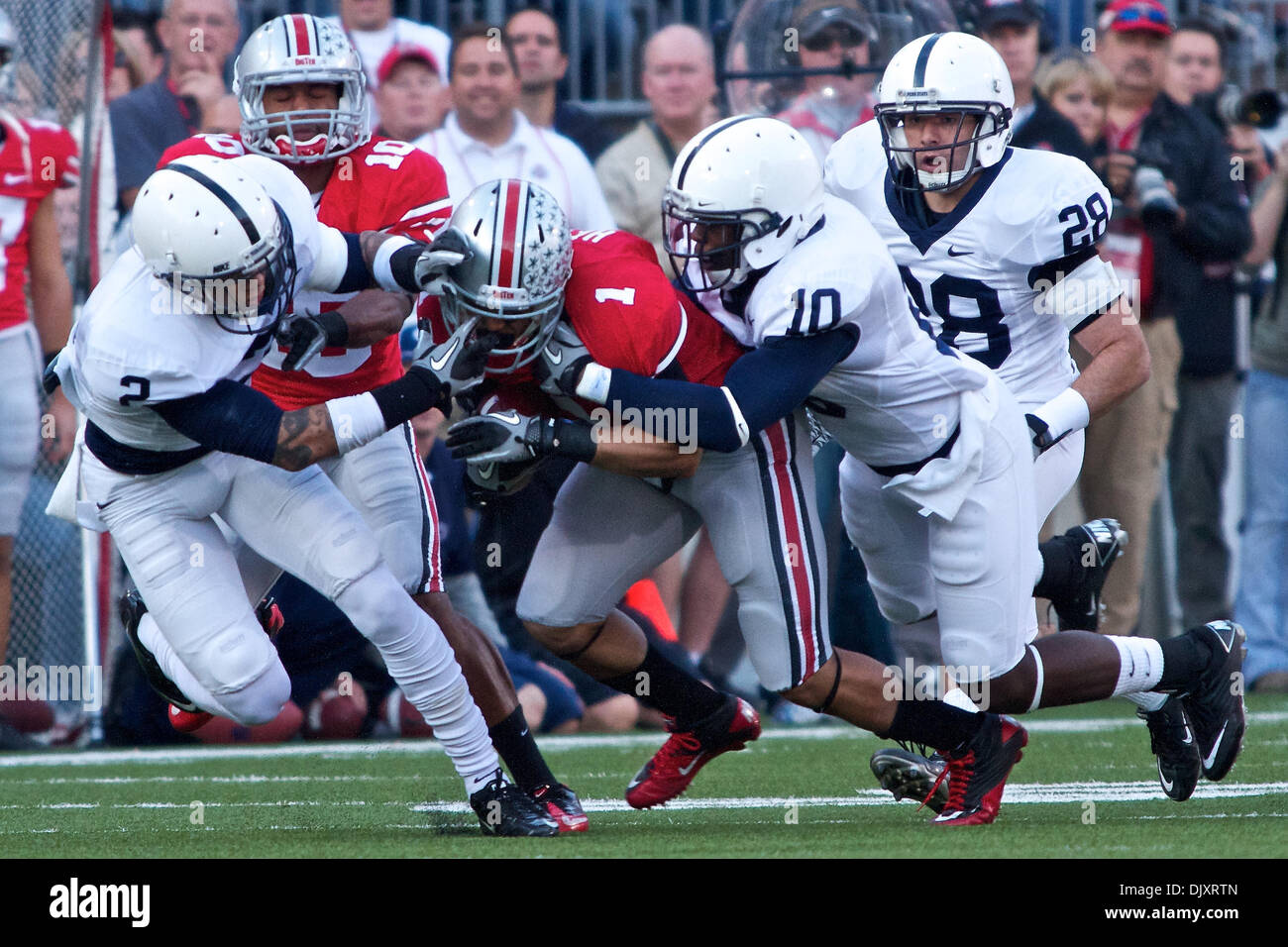 13. November 2010 brachte - Columbus, Ohio, Vereinigte Staaten von Amerika - Ohio State Buckeyes Runningback ist Dan Herron (1) nach unten vom Penn State Nittany Lions Wide Receiver Chaz Powell (2) und Sicherheit Malcolm Willis (10) auf dem Öffnung Anpfiff des Spiels zwischen #9 Ohio State und Penn State im Ohio Stadium, Columbus, Oh.  Ohio State besiegt Penn State 38-14. (Kredit-Bild: © Scott Stuart / Stockfoto