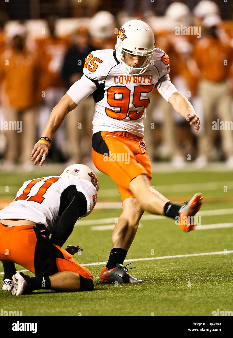 13. November 2010 - Austin, Texas, Vereinigte Staaten von Amerika - Oklahoma State Cowboys Kicker Dan Bailey (95) in Aktion während der Oklahoma State vs. Texas Football-Spiel in der Darrell K Royal - Texas Memorial Stadium in Austin, führt Tx.Oklahoma Staat Texas Longhorns 26 3 zur Halbzeit. (Kredit-Bild: © Dan Wozniak/Southcreek Global/ZUMApress.com) Stockfoto