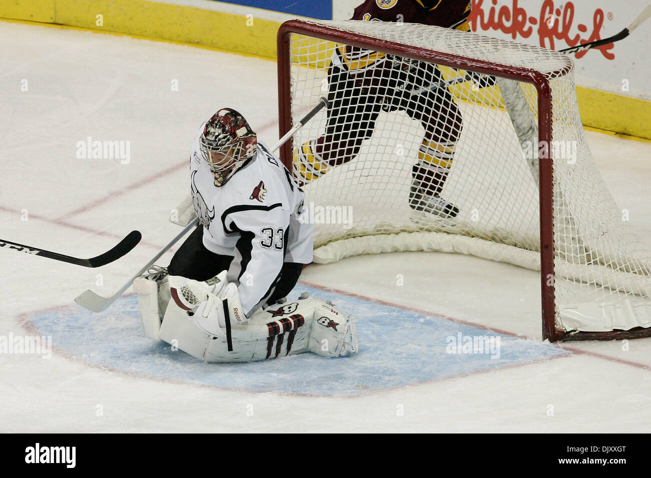 14. November 2010 - San Antonio, Texas, Vereinigte Staaten von Amerika - San Antonio Rampage Torwart Matt Climie (33) blockt den Schuß in der ersten Periode gegen Chicago Wolves in der Mitte des AT&T (Credit-Bild: © Soobum Im/Southcreek Global/ZUMApress.com) Stockfoto