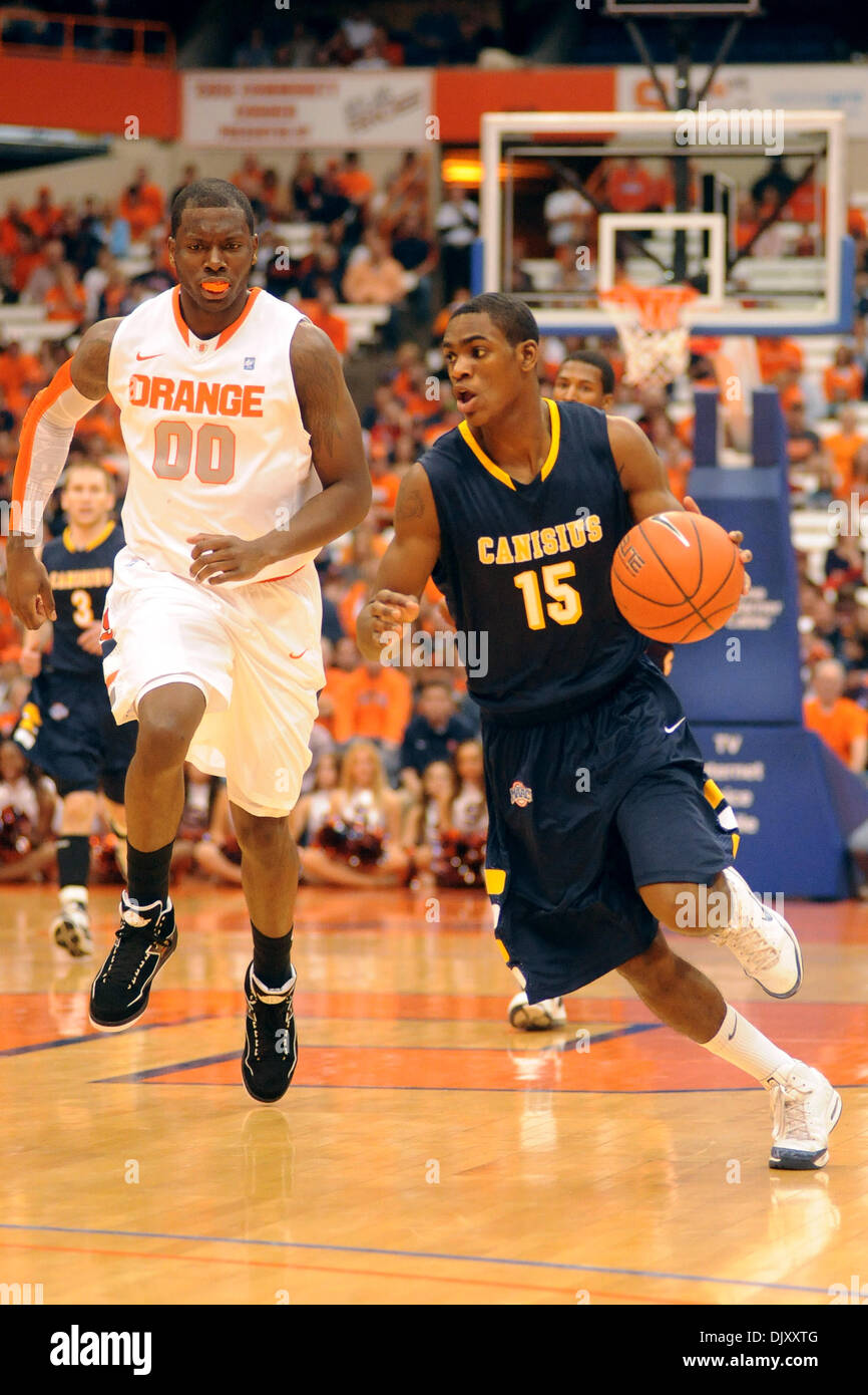 14. November 2010 - Syracuse, New York, Vereinigte Staaten von Amerika - Canisius Golden Griffins Wächter Julius Coles (15) führt das erste Hälfte Fasten brechen während Syracuse Orange vorwärts Rick Jackson (0) Jagd gibt. Syrakus führen Canisius 32-29 zur Halbzeit der Carrier Dome in Syracuse, New York. (Kredit-Bild: © Michael Johnson/Southcreek Global/ZUMApress.com) Stockfoto