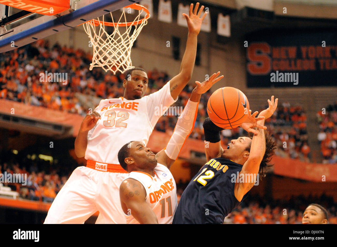 14. November 2010 - Syracuse, New York, Vereinigte Staaten von Amerika - Canisius Golden Griffins Wache bekommt Gaby Belardo (12) das Foul nennen als Syracuse Orange Wache Scoop Jardine (11) und Syracuse Orange vorwärts Kris Joseph (32) für das erste Halbjahr versucht. Syrakus führen Canisius 32-29 zur Halbzeit der Carrier Dome in Syracuse, New York. (Kredit-Bild: © Michael Johnson/Southcreek Global/ZUMAp Stockfoto