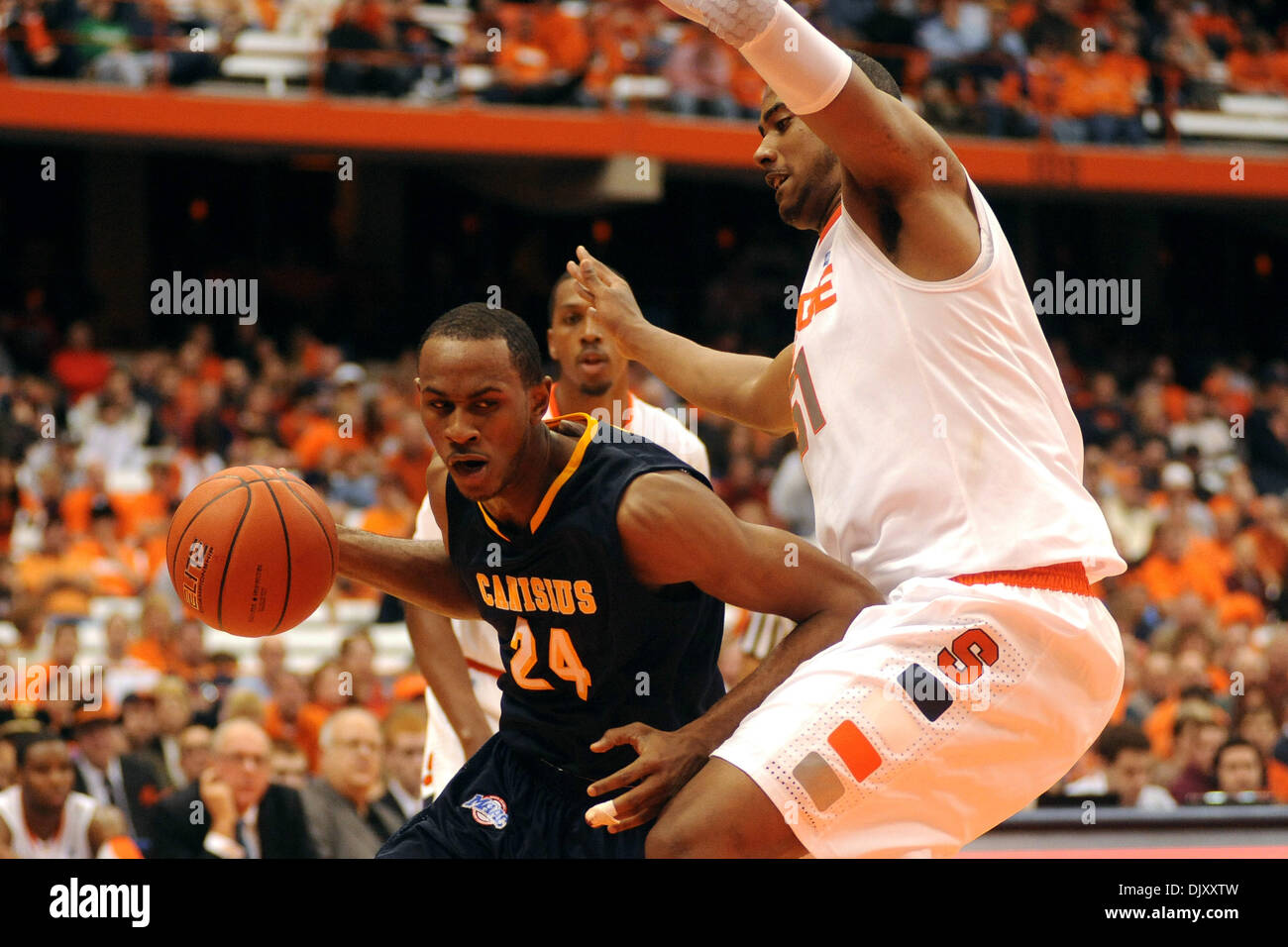 14. November 2010 - Syracuse, New York, Vereinigte Staaten von Amerika - Canisius Golden Griffins forward Elton Frazier (24) wendet sich an den Reifen gegen Syrakus Orange vorwärts Fabricio Melo (51) spät in der ersten Hälfte. Syrakus führen Canisius 32-29 zur Halbzeit der Carrier Dome in Syracuse, New York. (Kredit-Bild: © Michael Johnson/Southcreek Global/ZUMApress.com) Stockfoto