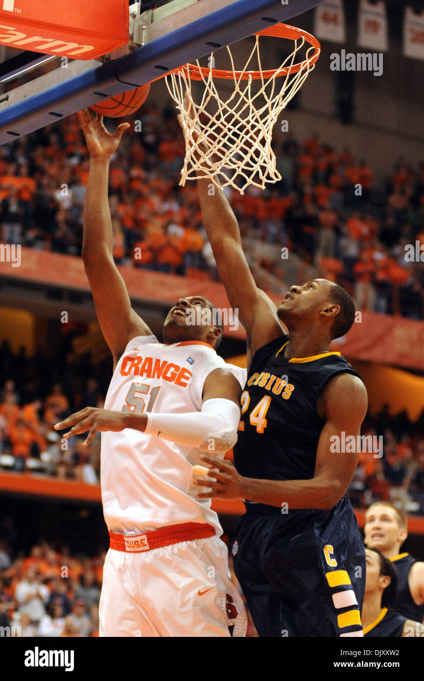 14. November 2010 - Syracuse, New York, Vereinigte Staaten von Amerika - Syracuse Orange vorwärts Fabricio Melo (51) steigt die Lay-up über Canisius Golden Griffins aus forward Elton Frazier (24) in der zweiten Hälfte. Syrakus besiegt Canisius 86-67 vor einem Publikum von 20.454 an den Carrier Dome in Syracuse, New York. (Kredit-Bild: © Michael Johnson/Southcreek Global/ZUMApress.com) Stockfoto