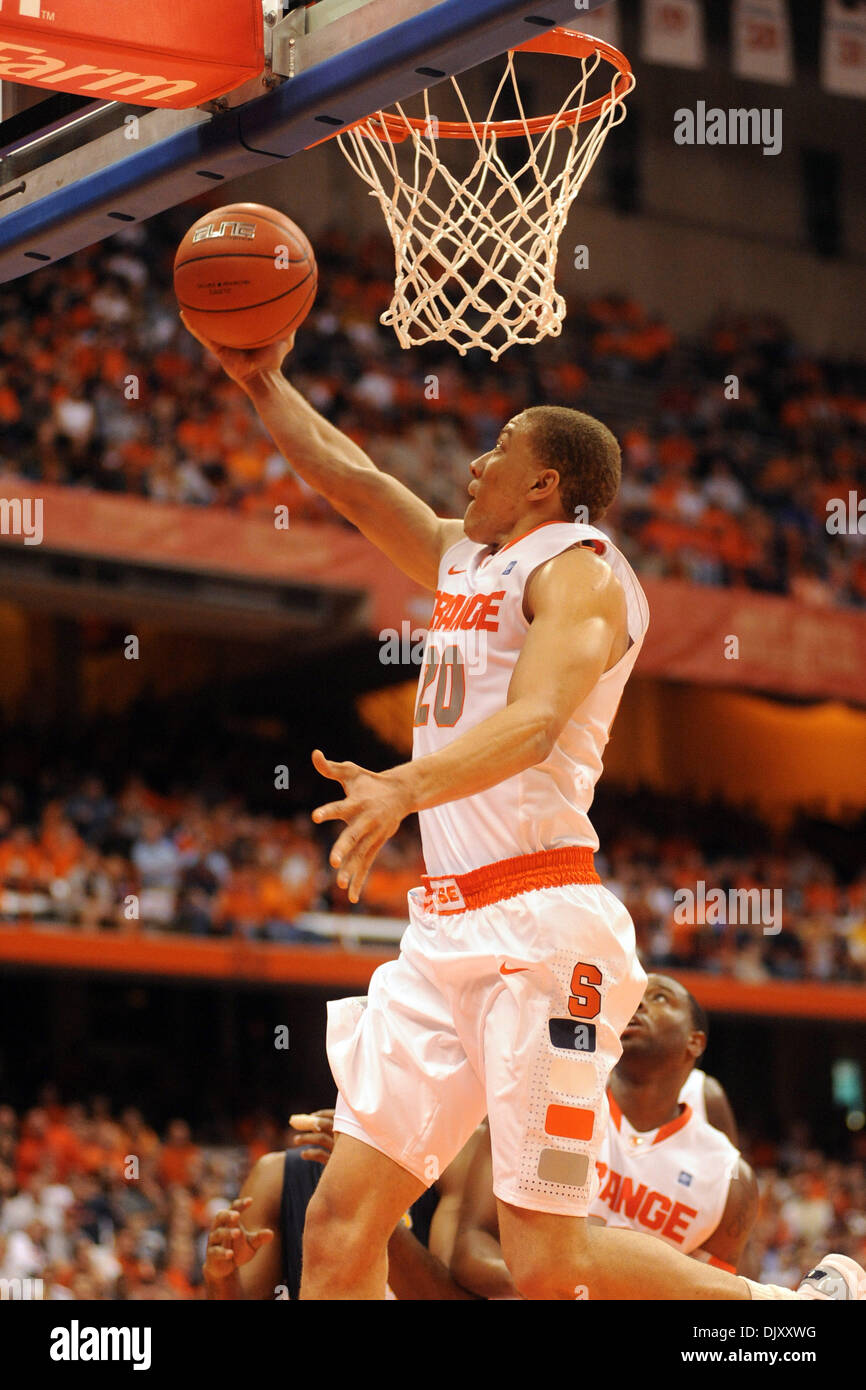 14. November 2010 macht - Syracuse, New York, Vereinigte Staaten von Amerika - Syracuse Orange Guard Brandon Triche (20) die umgekehrte Lay-up in der zweiten Hälfte gegen Canisius. Syrakus besiegt Canisius 86-67 vor einem Publikum von 20.454 an den Carrier Dome in Syracuse, New York. (Kredit-Bild: © Michael Johnson/Southcreek Global/ZUMApress.com) Stockfoto