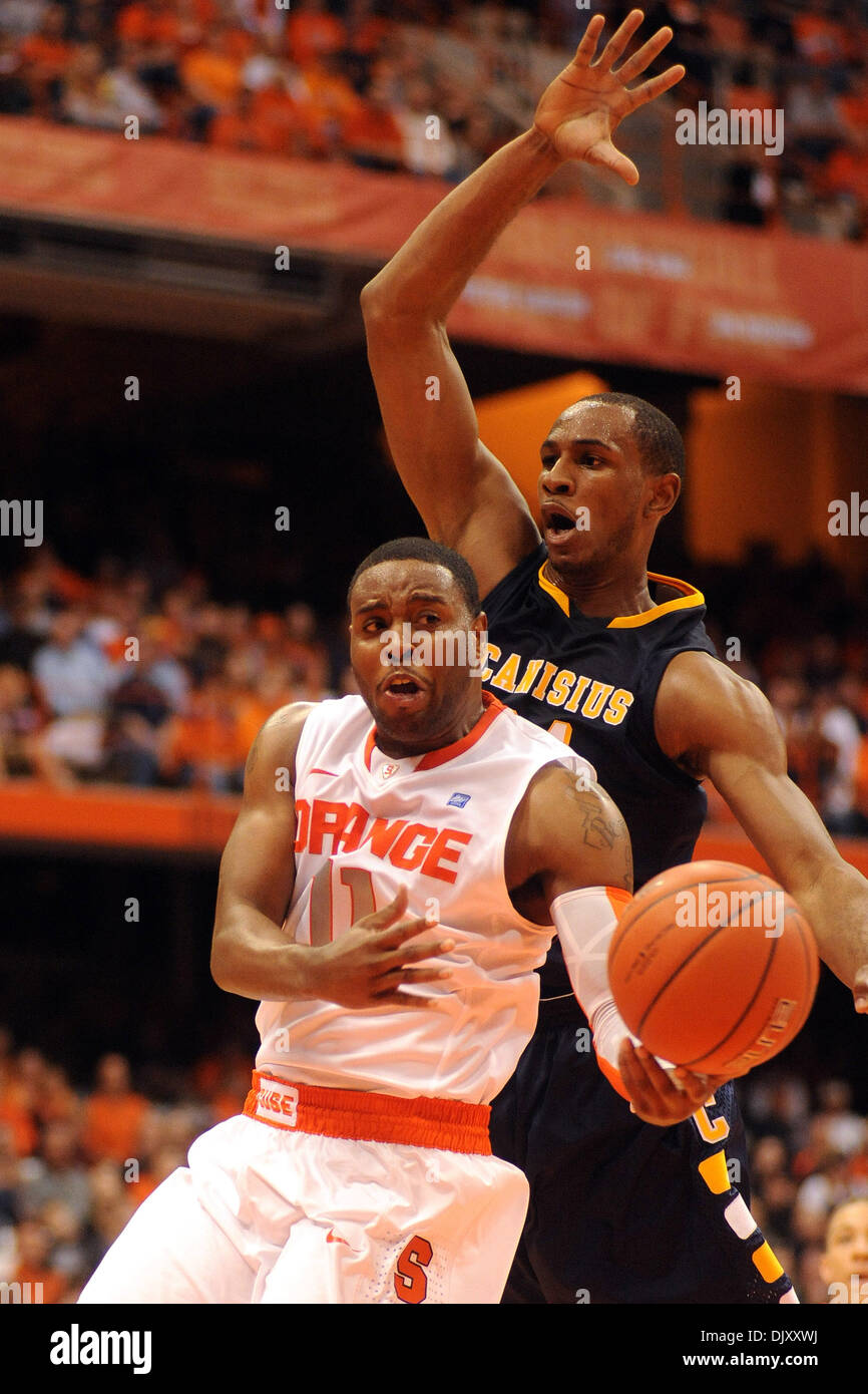 14. November 2010 - Syracuse, New York, Vereinigte Staaten von Amerika - Syracuse Orange Wache macht Scoop Jardine (11) den Pass beim schweben unter dem Arm des Canisius Golden Griffins forward Elton Frazier (24) während der zweiten Hälfte Aktion. Syrakus besiegt Canisius 86-67 vor einem Publikum von 20.454 an den Carrier Dome in Syracuse, New York. (Kredit-Bild: © Michael Johnson/Southcreek Glob Stockfoto