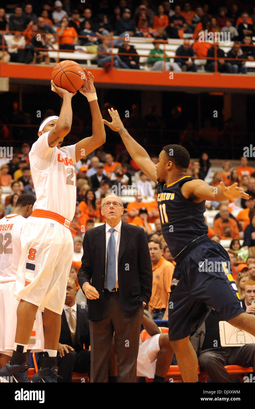 14. November 2010 - Syracuse, New York, Vereinigte Staaten von Amerika - Syrakus Cheftrainer Jim Boeheim (Mitte) Uhren als Syracuse Orange vorwärts Mookie Jones (21) die Dreipunkt Schuss über Canisius Golden Griffins nimmt Alshwan Hymes (11) in der zweiten Hälfte zu schützen. Syrakus besiegt Canisius 86-67 vor einem Publikum von 20.454 an den Carrier Dome in Syracuse, New York. (Kredit-Bild: © Mi Stockfoto