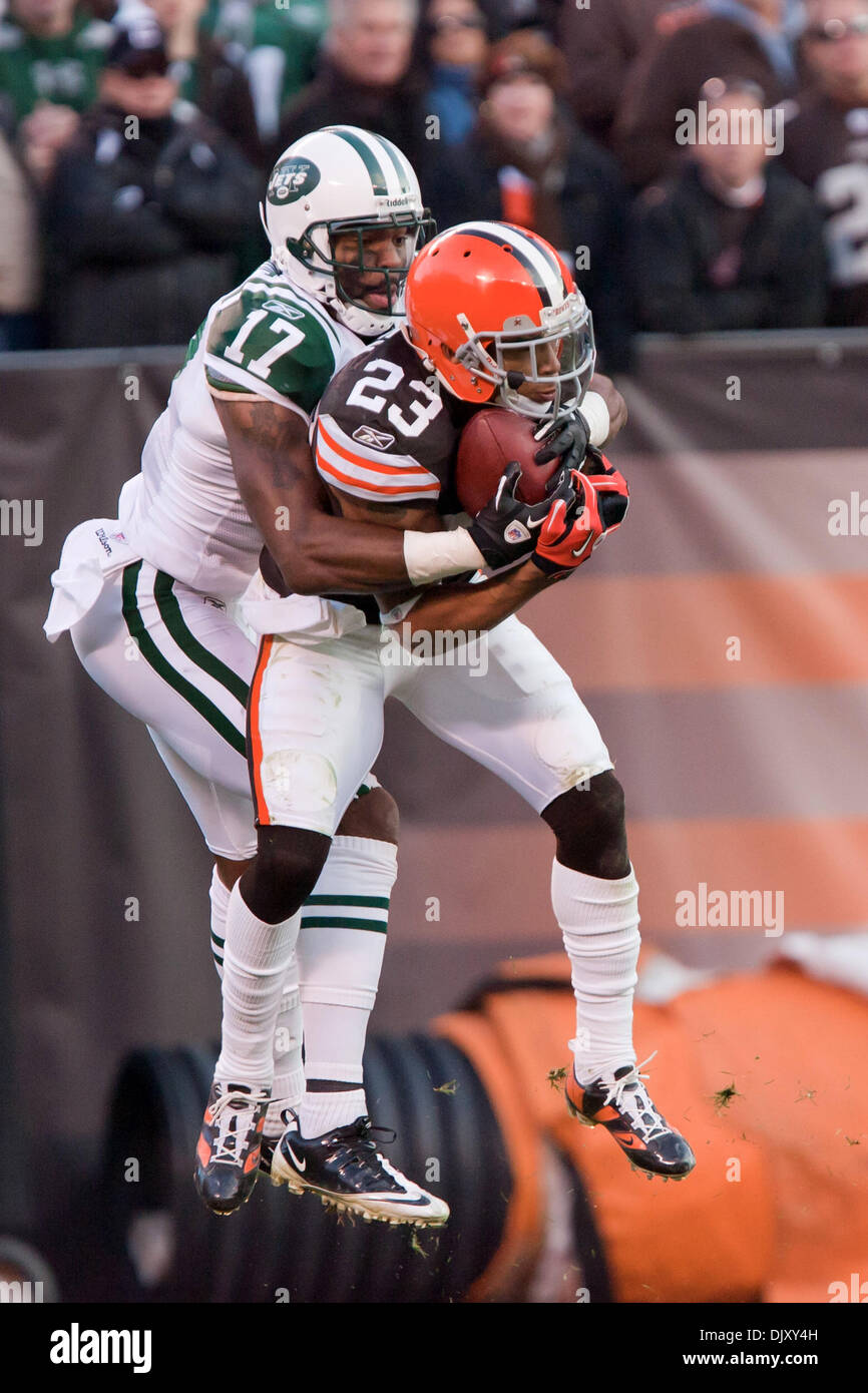 14. November 2010 - Cleveland, Ohio, Vereinigte Staaten von Amerika - Cleveland Browns Cornerback Joe Haden (23) fängt einen Pass für den New York Jets Wide Receiver Braylon Edwards (17) während der Verlängerung bestimmt.  Die New York Jets besiegte in der Overtime in das Spiel gespielt in Cleveland Browns Stadium in Cleveland Ohio die Cleveland Browns 26-20. (Kredit-Bild: © Frank Jansky/Southcreek Global/ZUM Stockfoto