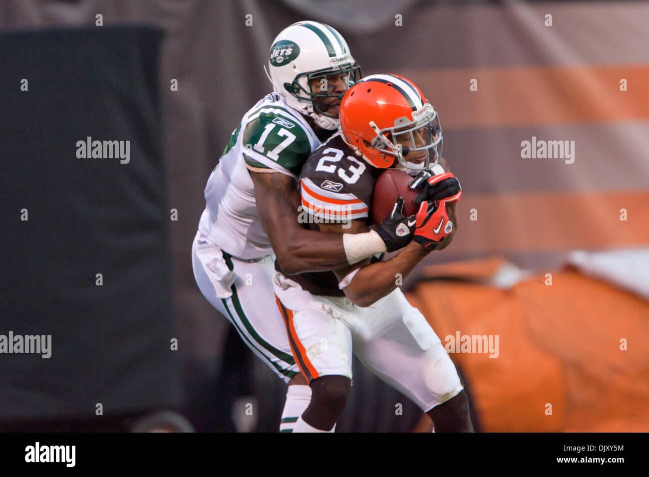 14. November 2010 - Cleveland, Ohio, Vereinigte Staaten von Amerika - Cleveland Browns Cornerback Joe Haden (23) von New York Jets Wide Receiver Braylon Edwards (17) in Angriff genommen wird nach einer Interception während der Überstunden zu machen.  Die New York Jets besiegte in der Overtime in das Spiel gespielt in Cleveland Browns Stadium in Cleveland Ohio die Cleveland Browns 26-20. (Kredit-Bild: © Frank Jansky/Southcree Stockfoto
