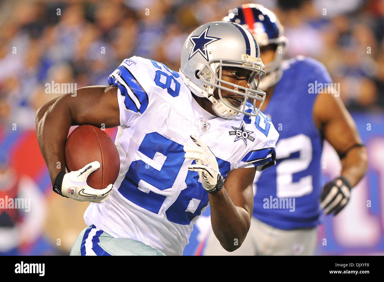 14. November 2010 - East Rutherford, New Jersey, Vereinigte Staaten von Amerika - Dallas Cowboys Runningback Felix Jones (28) in Aktion bei The New Meadowlands Stadium in East Rutherford New Jersey Dallas führt New York 19-6 zur Halbzeit (Credit-Bild: © Brooks Von Arx/Southcreek Global/ZUMApress.com) Stockfoto