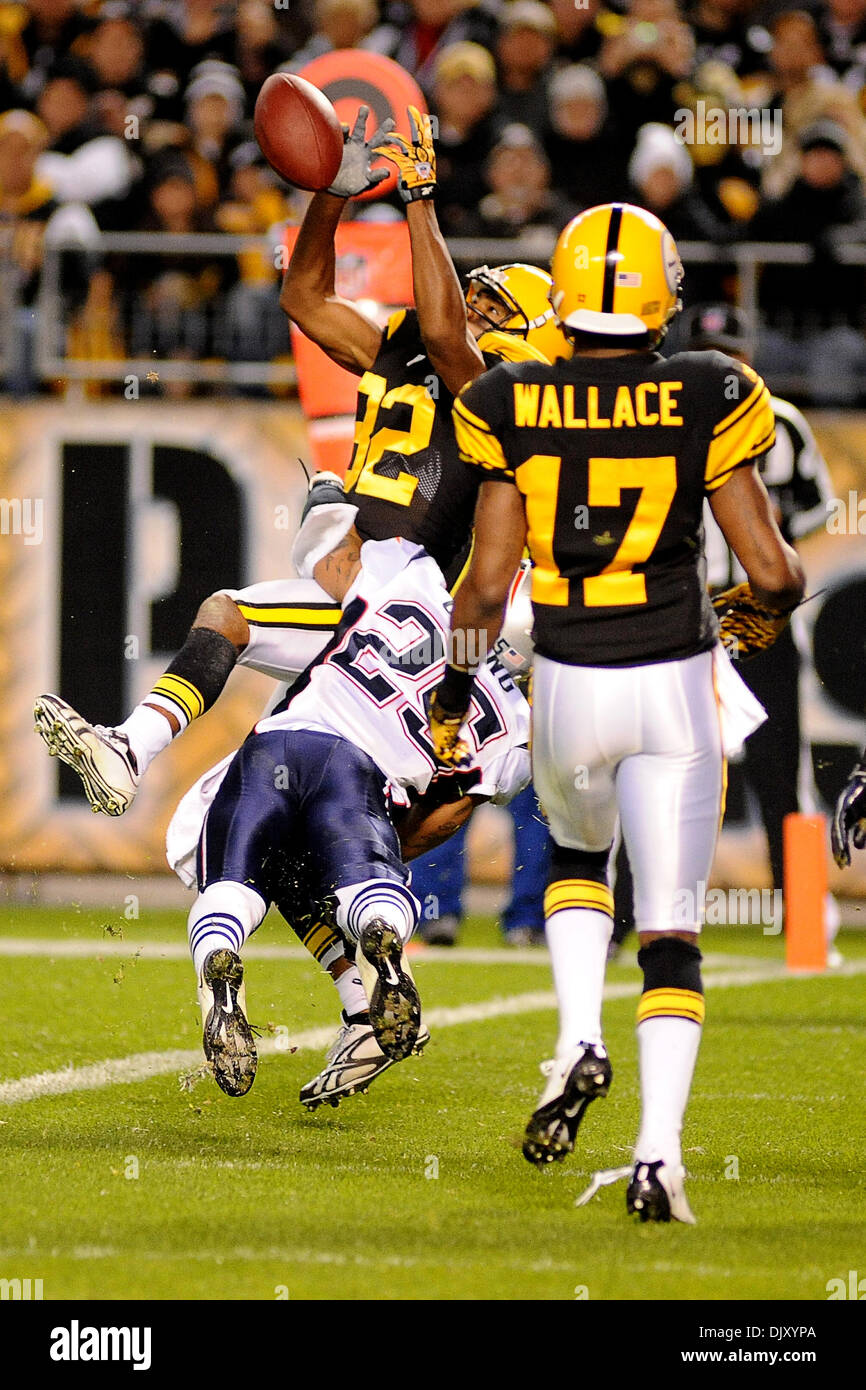 14. November 2010 - übernehmen Pittsburgh, PENNSYLVANNIA, Vereinigte Staaten von Amerika - Pittsburgh Steelers Wide Receiver Mike Wallace (17) nur zusehen können, wie Pittsburgh Steelers Wide Receiver, die Antwaan Randle El (82) auf ein Pas in der Endzone halten kann, während er von New England Patriots Sicherheit Pat Chung (25) getroffen im zweiten Quartal als die Steelers die Patriots an Heinz abgelegt in Pittsbu Stockfoto