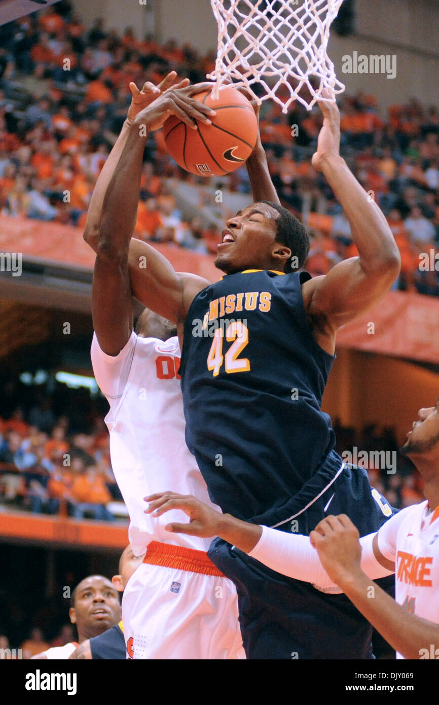 15. November 2010 - Syracuse, New York, Vereinigte Staaten von Amerika - Canisius Golden Griffins vorwärts Tomas Vazquez-Simmons (42) versucht den Abpraller von Syracuse Orange vorwärts Baye Moussa Keita (12) in der ersten Hälfte zu Ringen. Syrakus besiegt Canisius 86-67 vor einem Publikum von 20.454 an den Carrier Dome in Syracuse, New York. (Kredit-Bild: © Michael Johnson/Southcreek Global Stockfoto