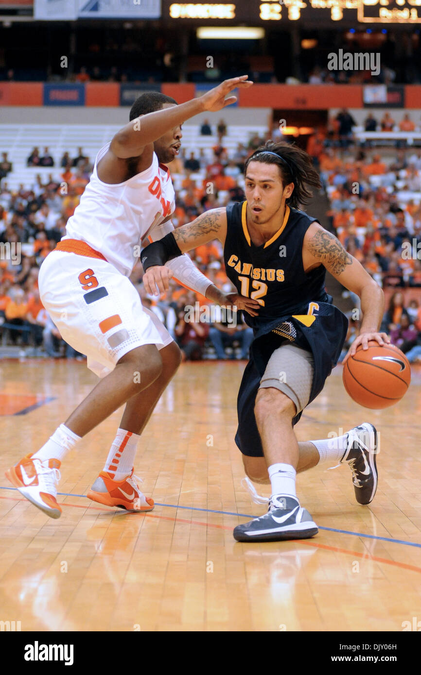 15. November 2010 versucht - Syracuse, New York, Vereinigte Staaten von Amerika - Canisius Golden Griffins Wache Gaby Belardo (12) in der ersten Hälfte Syracuse Orange Wächter Scoop Jardine (11) vorbei fahren. Syrakus besiegt Canisius 86-67 vor einem Publikum von 20.454 an den Carrier Dome in Syracuse, New York. (Kredit-Bild: © Michael Johnson/Southcreek Global/ZUMApress.com) Stockfoto