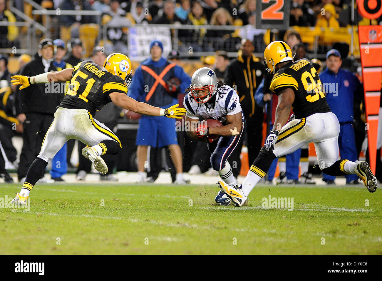 15. November 2010 - nehmen Sie Pittsburgh, PENNSYLVANNIA, Vereinigte Staaten von Amerika - New England Patriots Runningback, die einen Gewinn von 12 Yards vor von Pittsburgh Steelers Linebacker James Farrior (51) und Pittsburgh Steelers Linebacker James Harrison (92) im vierten Quartal als die Steelers getroffen BenJarvus grün-Ellis (42) nimmt auf die Patriots an Heinz abgelegt in Pittsburgh, PA.... Pat Stockfoto