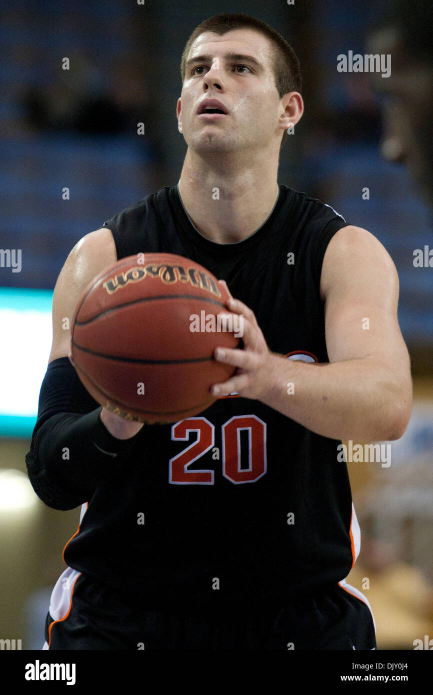 15. November 2010 - Westwood, Kalifornien, Vereinigte Staaten von Amerika - Pacific Tigers weiterleiten Pat Eveland #20 während der Nevada Vs Pacific Spiel von Dick's Sporting waren NIT Saison Tip-off im Pauley Pavilion. Die Pacific Tigers ging auf um der Nevada Wolf Pack mit einem Endstand von 64-53 zu besiegen. (Kredit-Bild: © Brandon Parry/Southcreek Global/ZUMApress.com) Stockfoto