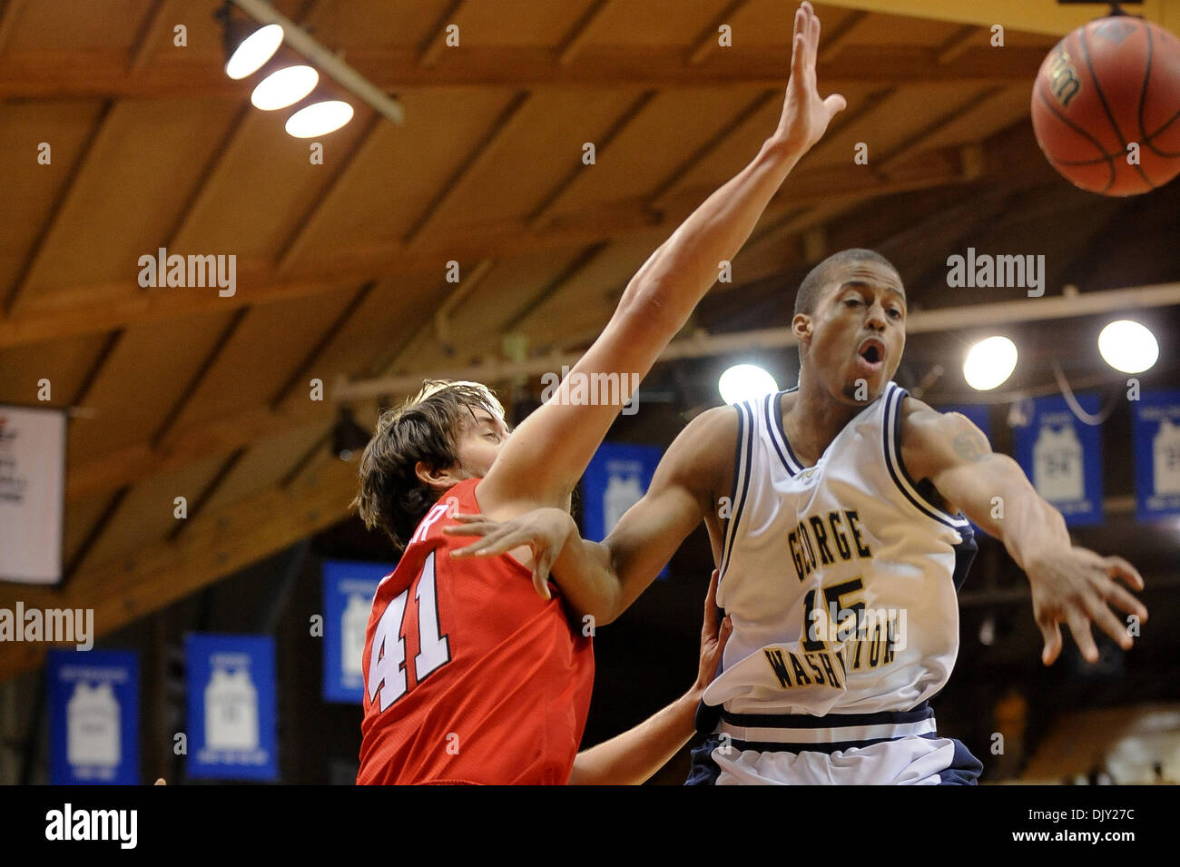 17. November 2010 - Villanova, Pennsylvania, Vereinigte Staaten von Amerika - Marist Rotfüchse Korey Bauer (41) Blöcke weiterleiten der Schuss von George Washington Colonials g-f Aaron Ware (15). 76-55, in einem Spiel gespielt mit fünf Minuten George Washington führt im Pavillon in Villanova, Pennsylvania (Credit-Bild: © Mike McAtee/Southcreek Global/ZUMApress.com) Stockfoto